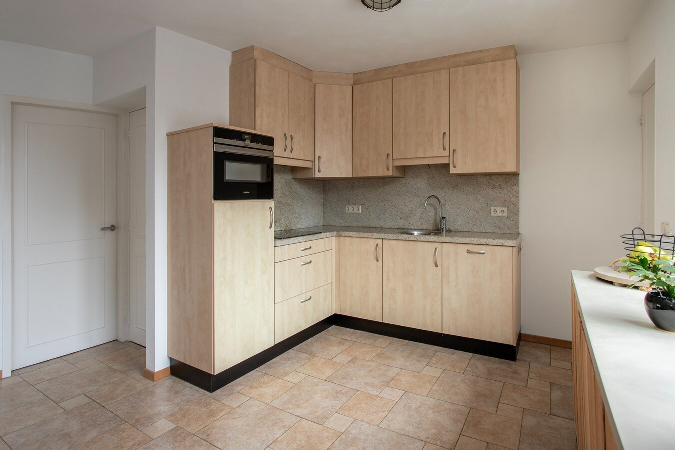 Vrijstaande, goed onderhouden woning met inpandige garage en multifunctionele ruimte, gelegen op een perceel van 312 m2. 