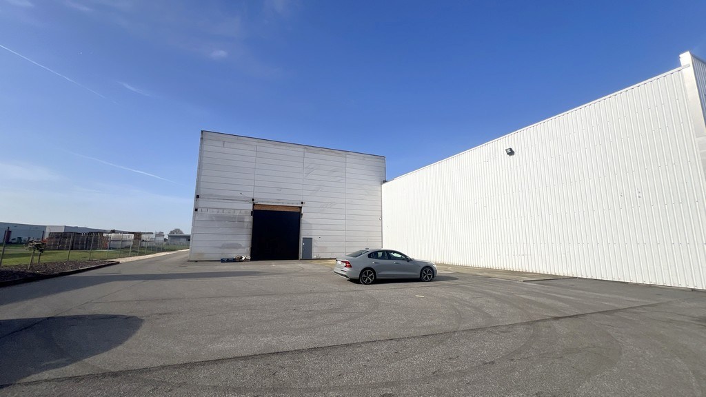 Loods met kantoor te huur in Europark-Noord te Sint-Niklaas