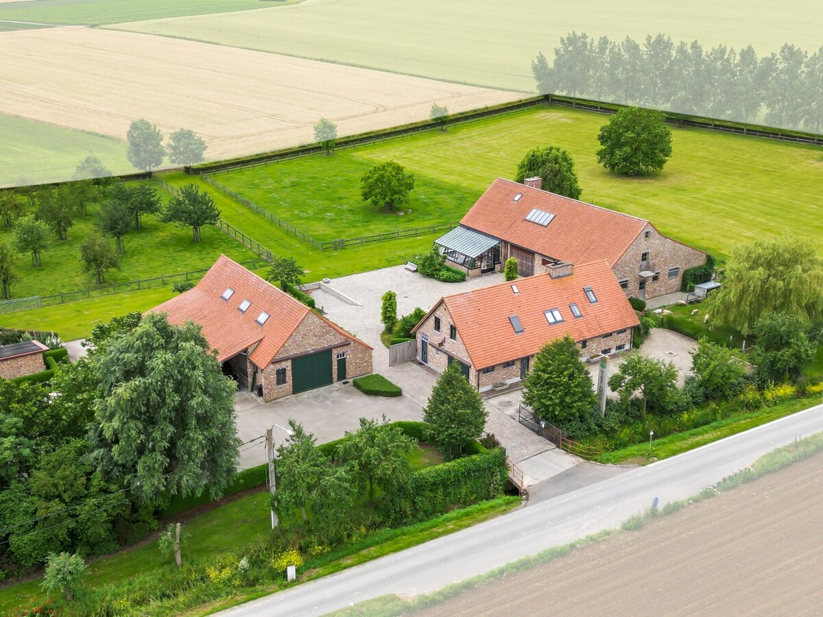 Unieke vierkantshoeve op toplocatie in Heuvelland te koop! 