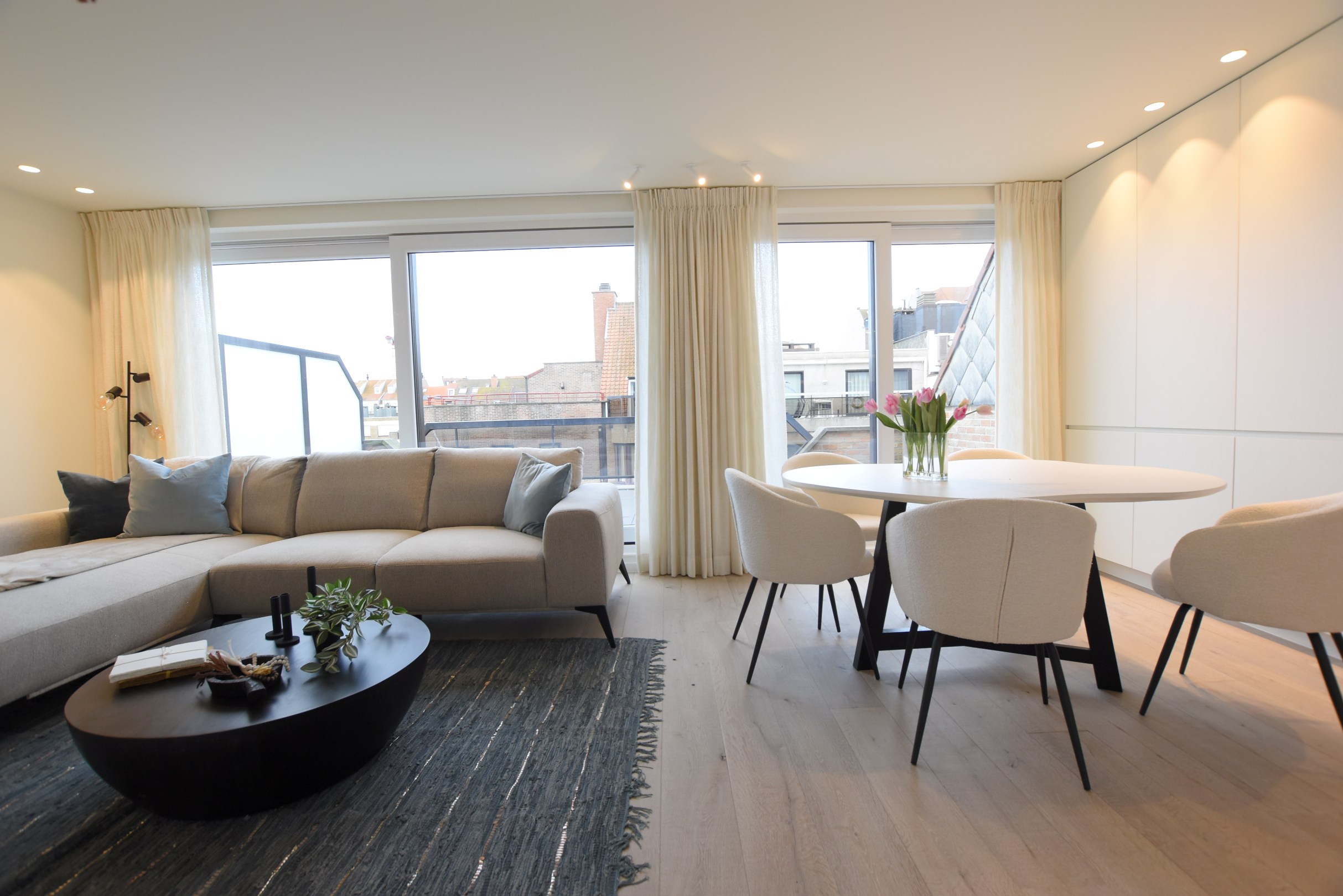 Appartement sous les toits entièrement rénové avec terrasses ensoleillées à 20 mètres à pied de la digue Albertstrand. 