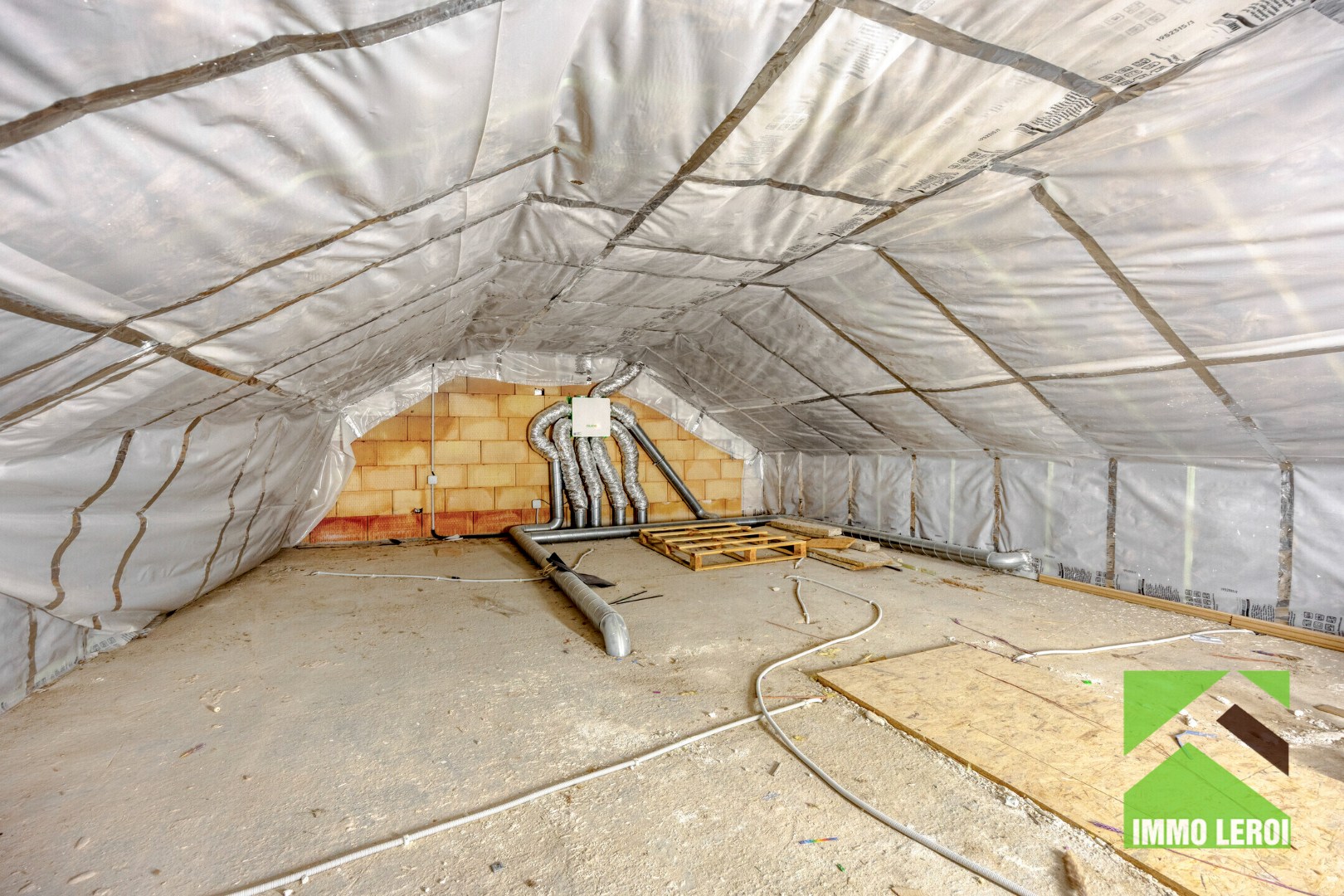 Zolder met ventilatiesysteem en bergruimte