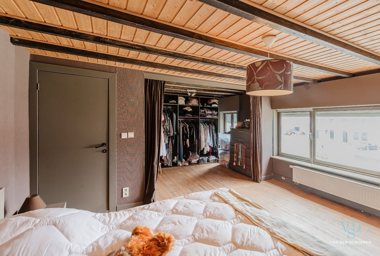 Ruime woning met atelier / garage. 