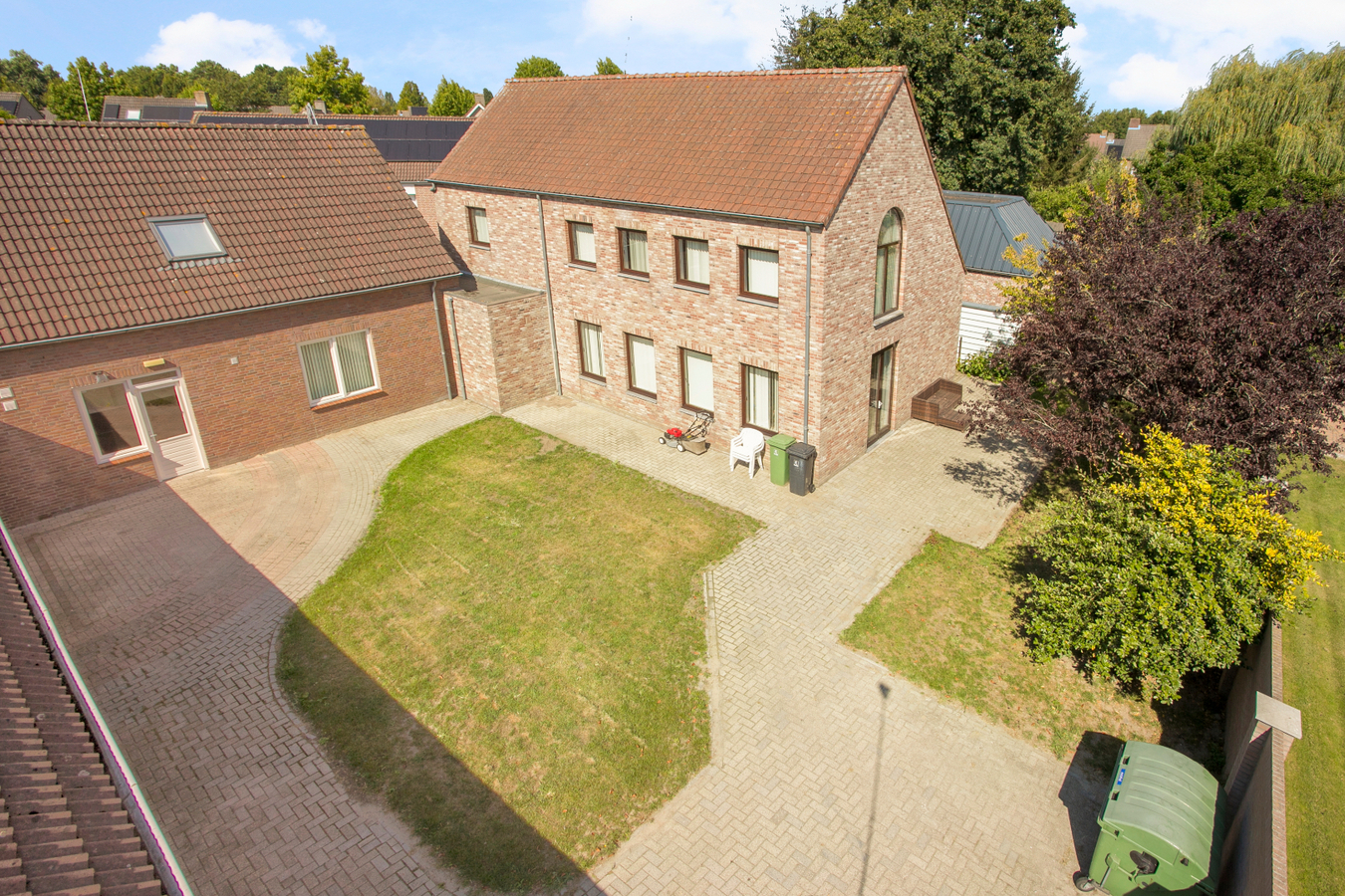 Deze vrijstaande woning met bedrijfsgebouwen staan aan de rand van Reusel tegen het bedrijventerrein. 