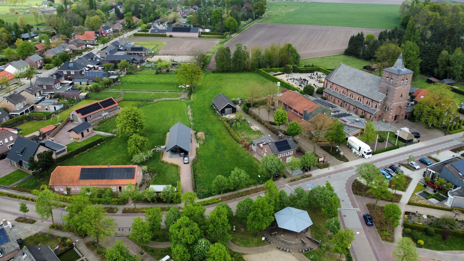 Ruime bouwkavel te koop van 3.405 m2 voor de bouw van een vrijstaande woning met bijgebouw. 