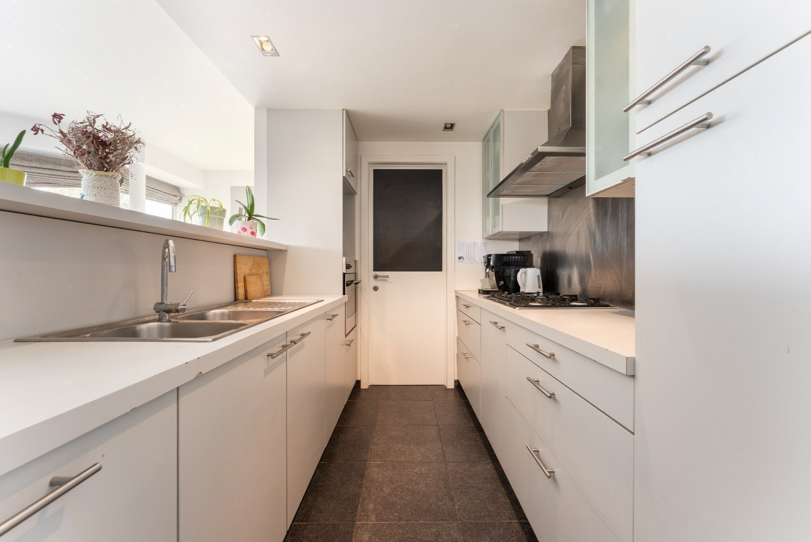 Ruim en licht 2 slaapkamerappartement nabij St-Pietersstation. 