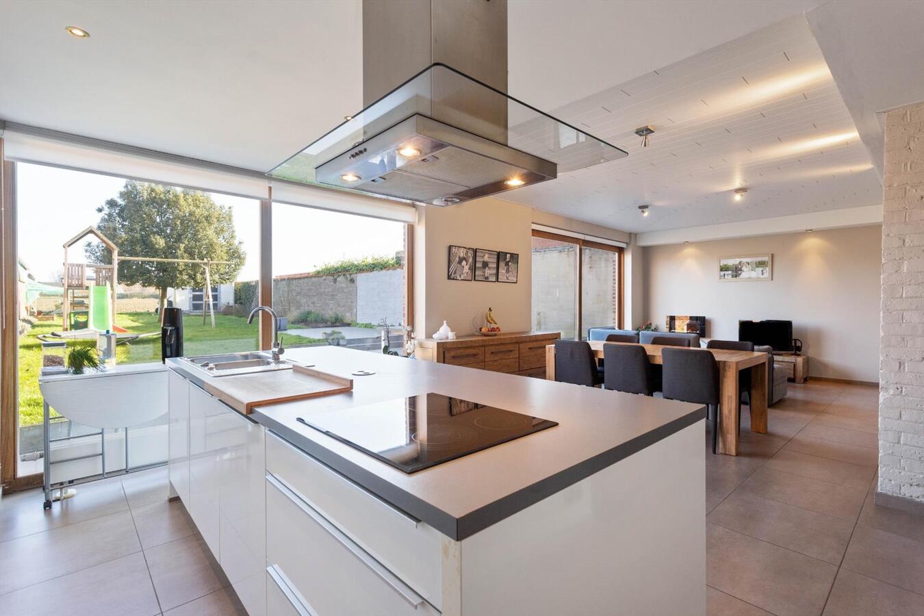 Energiezuinige woning in loftstijl met grote lichtrijke leefruimte. 