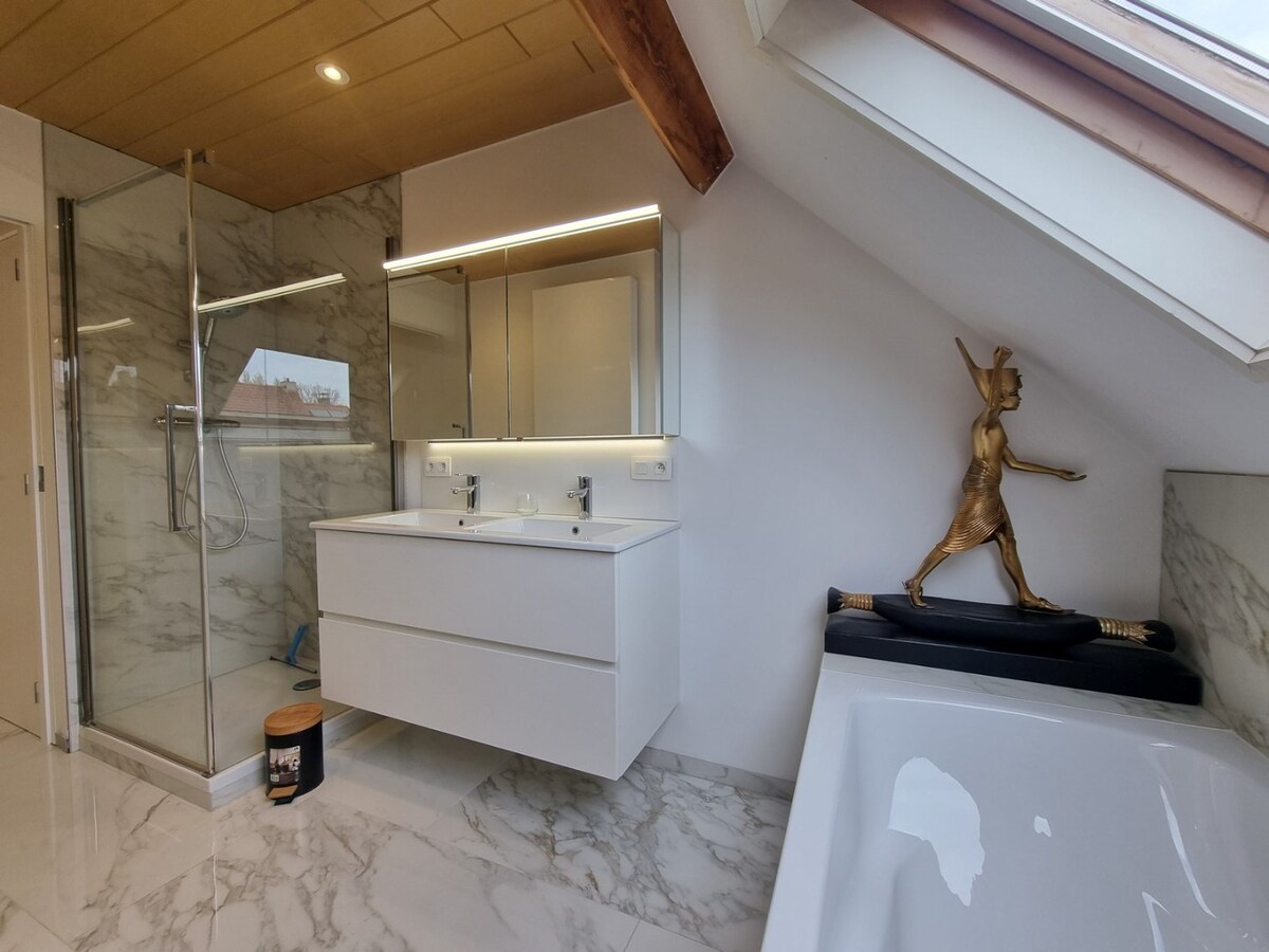 Ruim duplex-appartement met 2 slaapkamers en 2 badkamers op centrale ligging. 