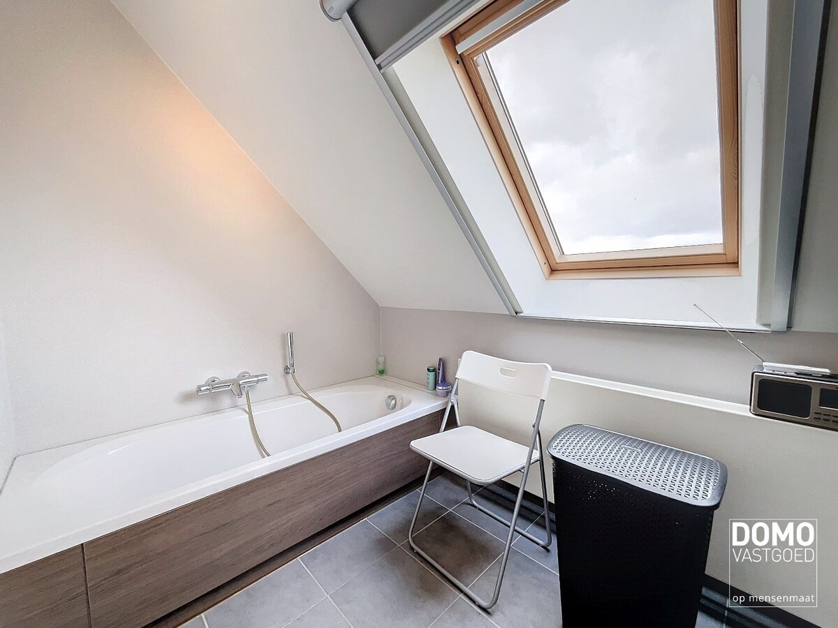 Knap en ruim appartement in het centrum van Kermt, inclusief een buitengewoon terras. 