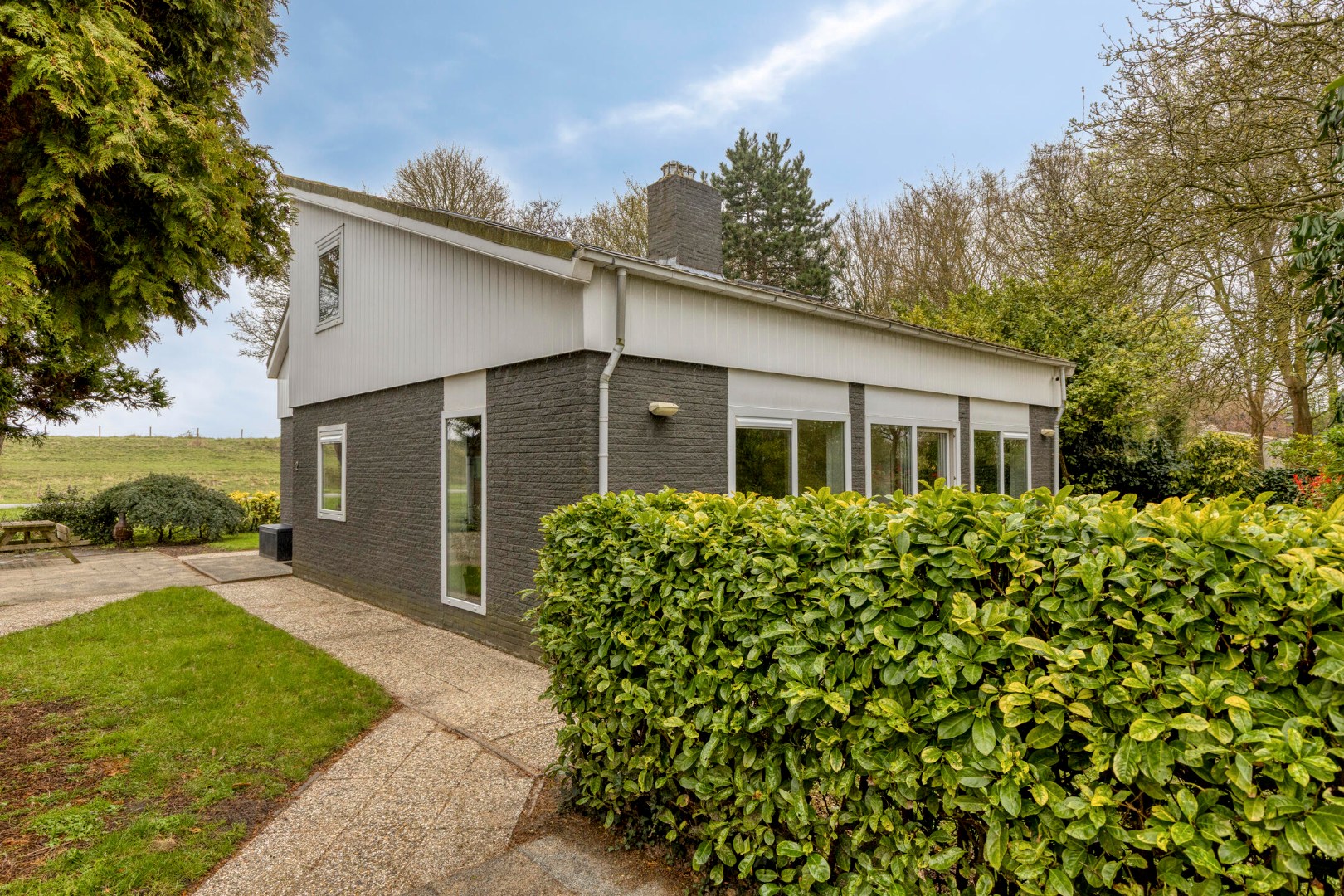 T.A. Makelaardij biedt aan: Op loopafstand (ca. 200m.) van het Veerse Meer staat deze rustig gelegen vrijstaande woning op een royaal perceel (860m2) aan een doodlopend straatje 