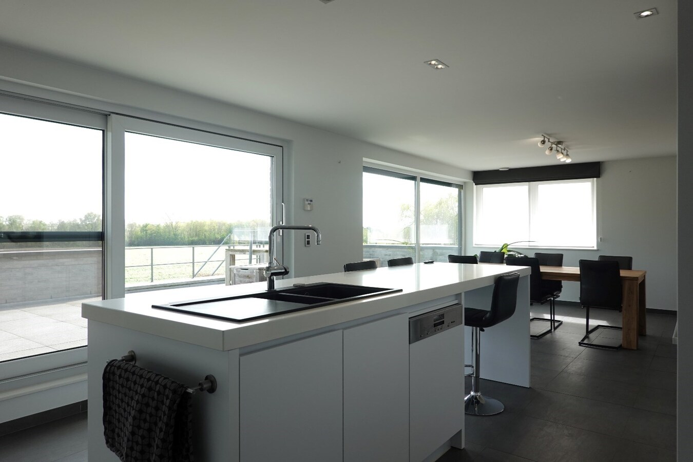 Woning met polyvalente ruimte op uitstekende ligging in Roksem 