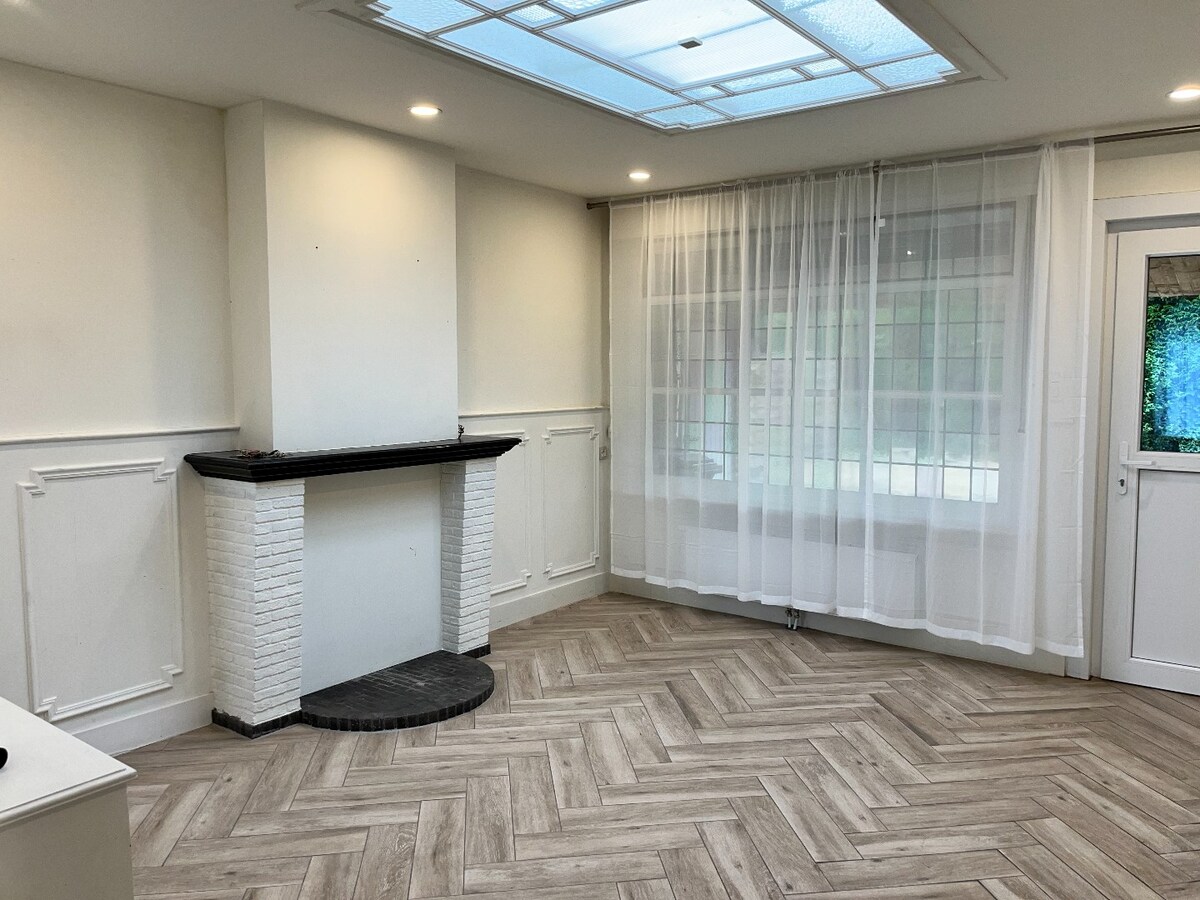 Lichtrijke woning met garage in het hartje van Ieper 