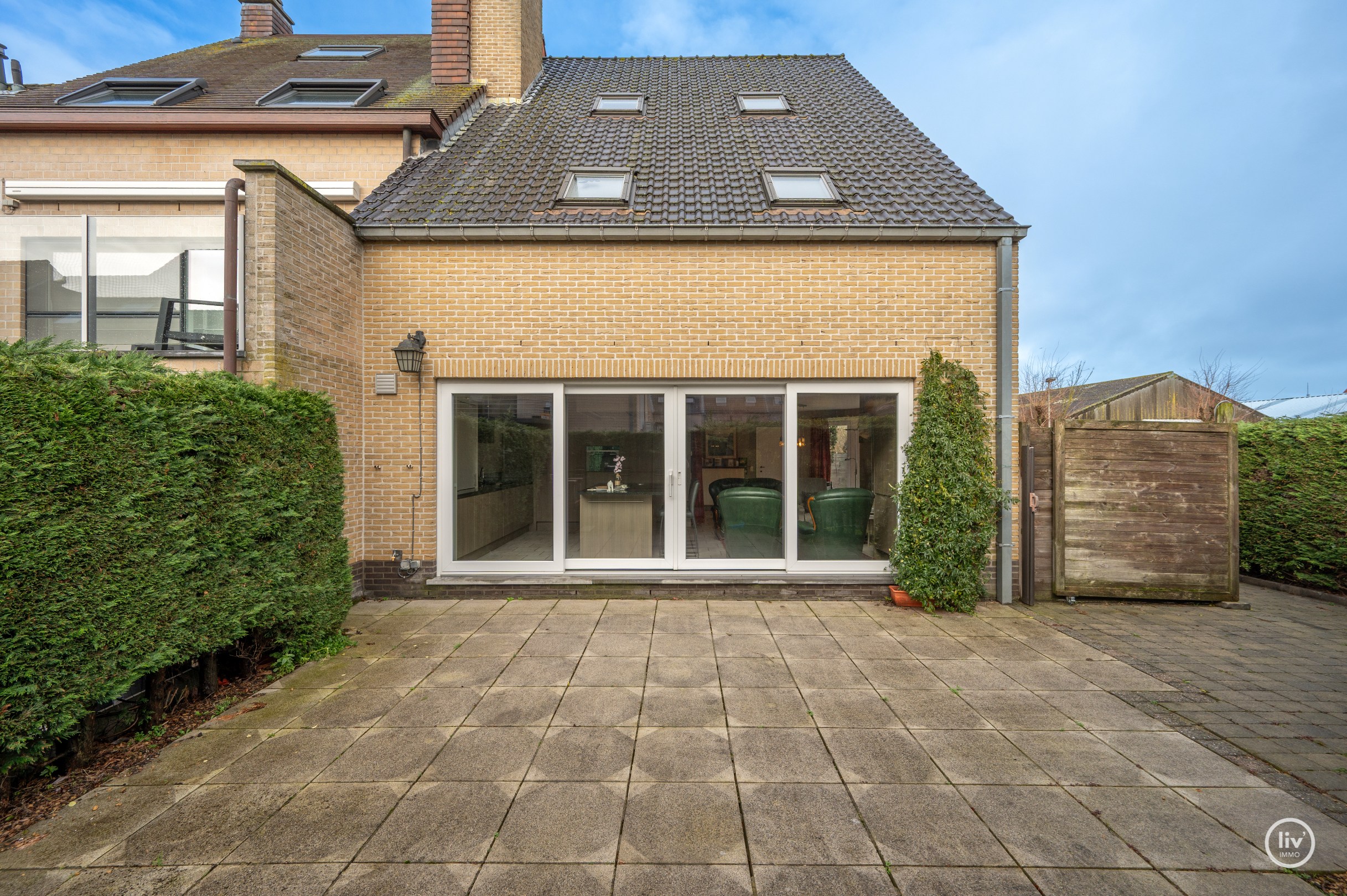 Ruime woning met 4 slaapkamers gelegen in centrum Knokke vlakbij Duinenwater. 