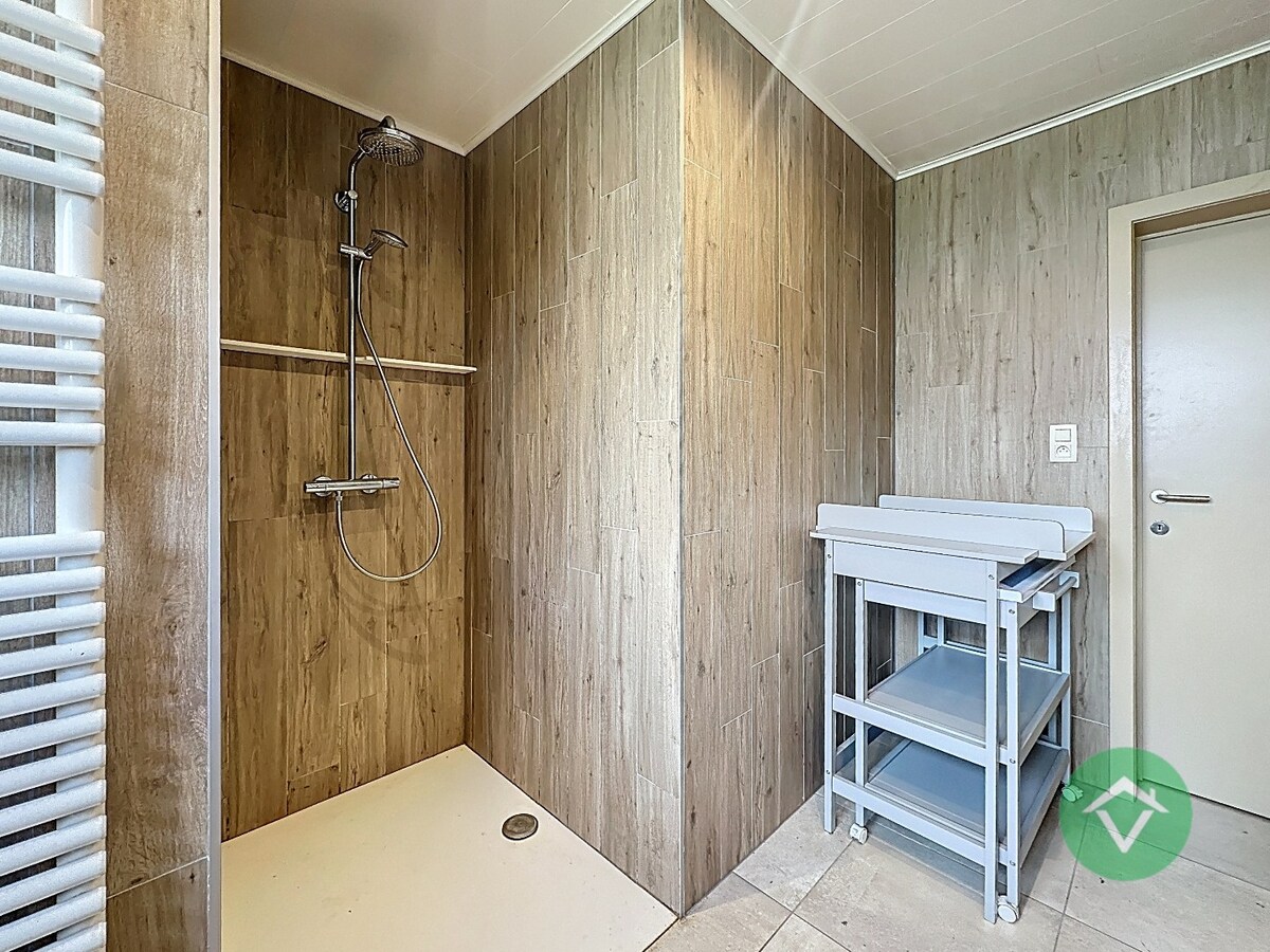 Statige bungalow op 1.811m² met landelijk zicht, drie slaapkamers en twee garages te Ichtegem 