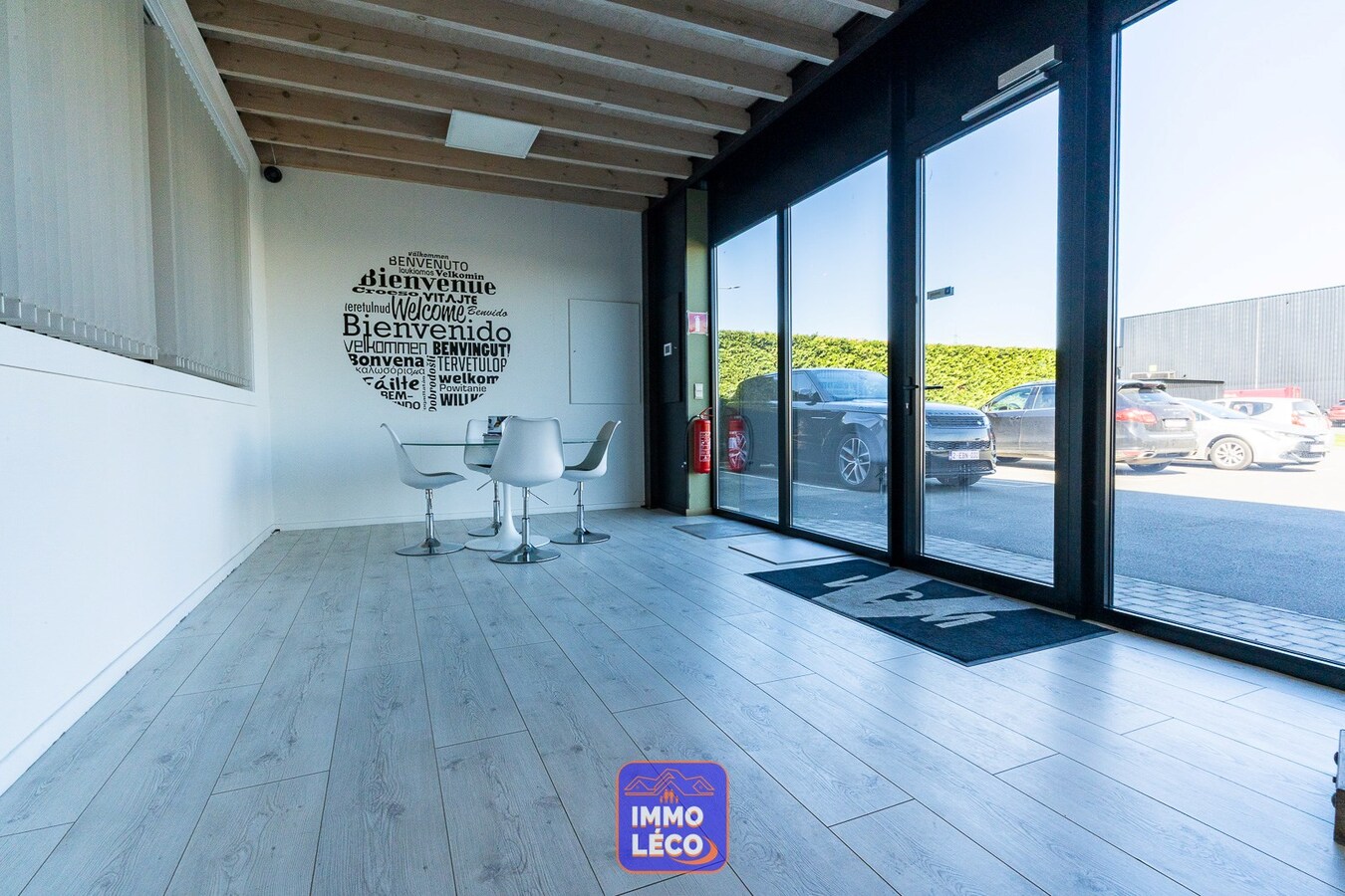 Bâtiment industriel de +/- 2000m² avec bureaux et parking, dans le zoning industriel ! 