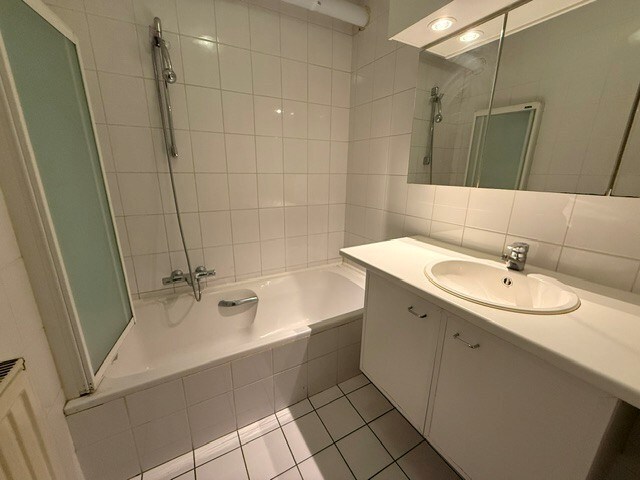 Verzorgd appartement met 1 slaapkamer, terras en lift in het centrum van Maaseik. 