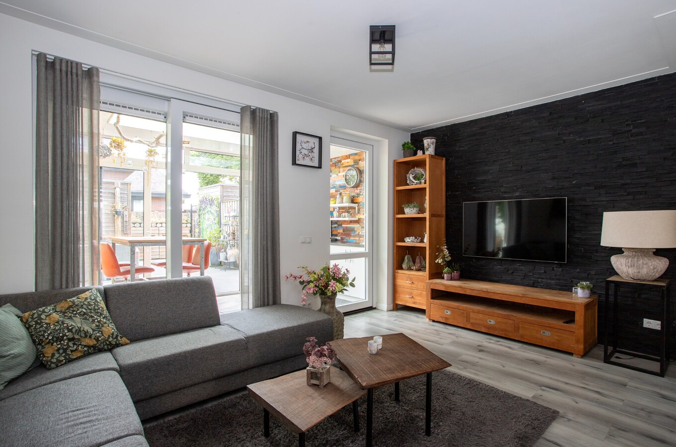 Nagenoeg nieuwe, netjes afgewerkte tussenwoning op 112 m² met berging, overkapping en een vrije achterom. 