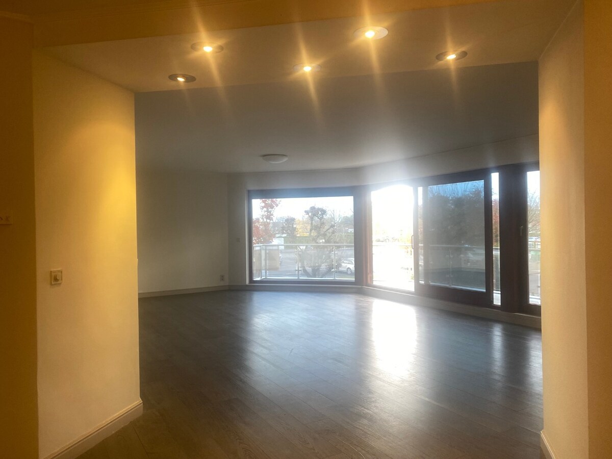 Appartement (175 m²) met 3 slaapkamers, terras (25 m²), 2 badk., 2 garages, berging. 1e verdiep (lift). 