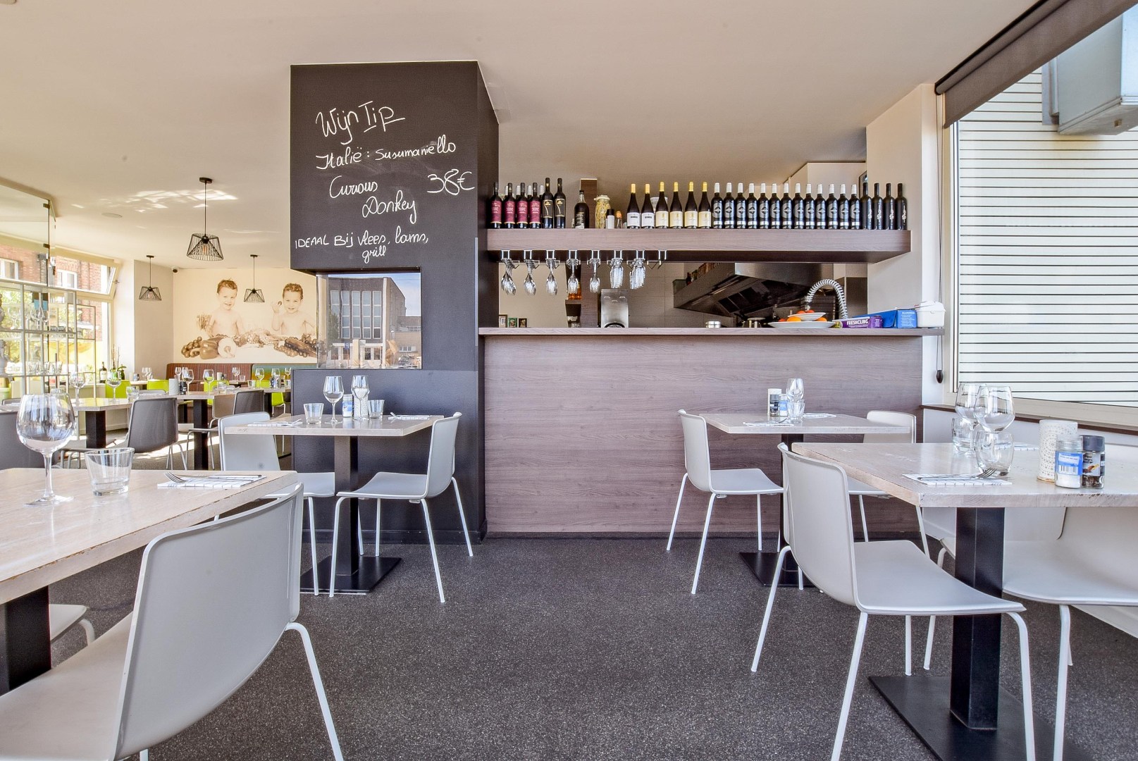 Succesvolle horecazaak met karakter in hartje Nieuwpoort-Stad op de Kaai gelegen. 