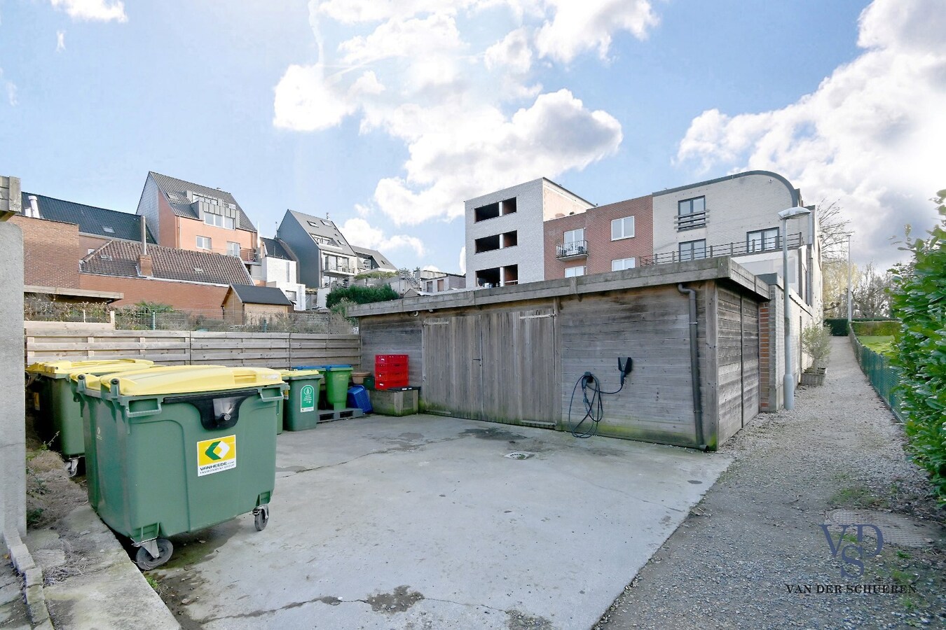 Handelspand (>300 m²) en 2 appartementen. 