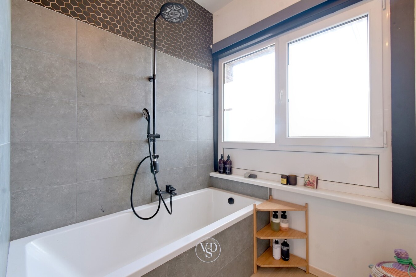 Exceptioneel ruim appartement in centrum Gavere. 