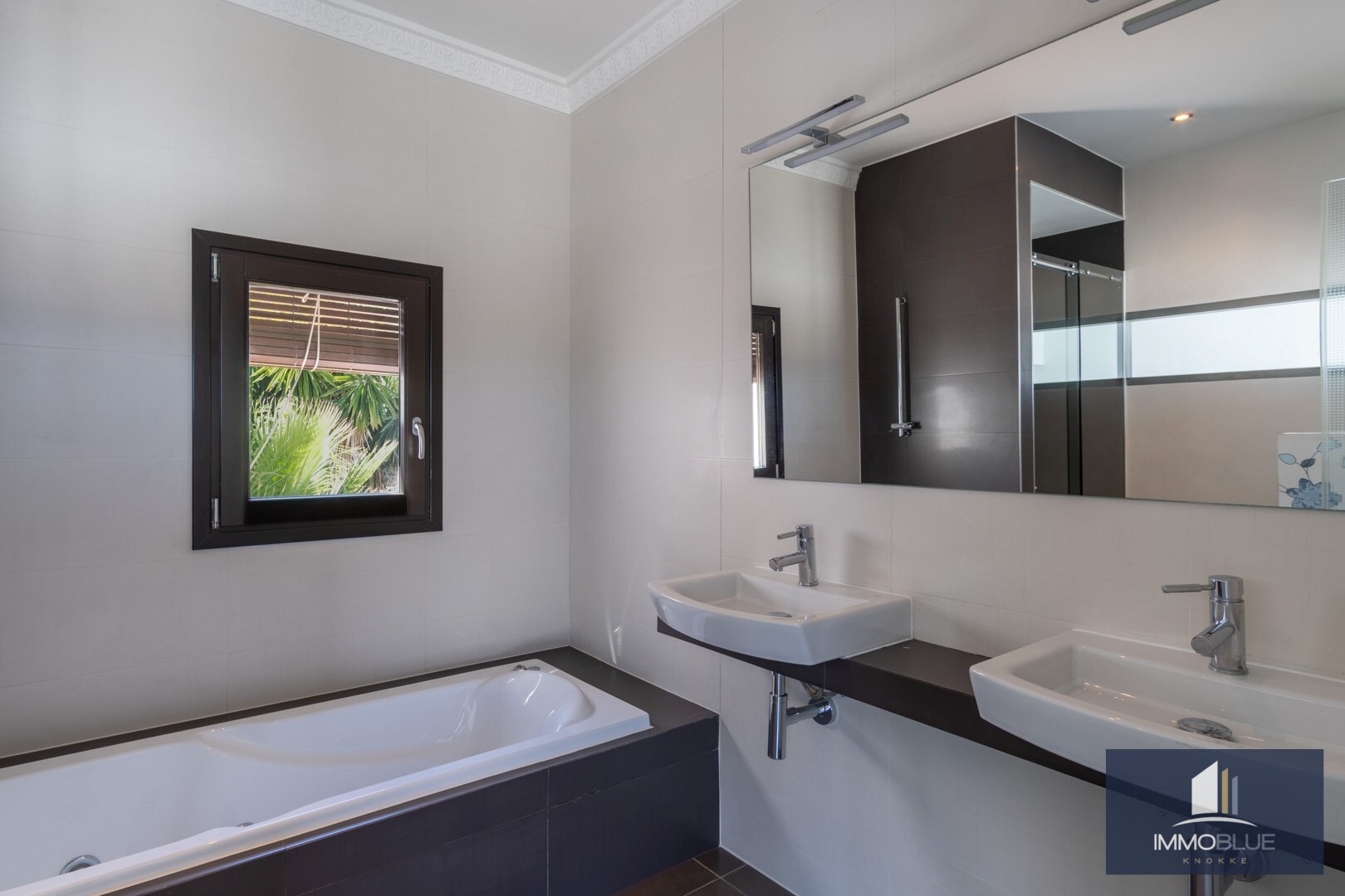 Charmante villa met aangekoppeld bijgebouw met een open uitzicht op de zee. 