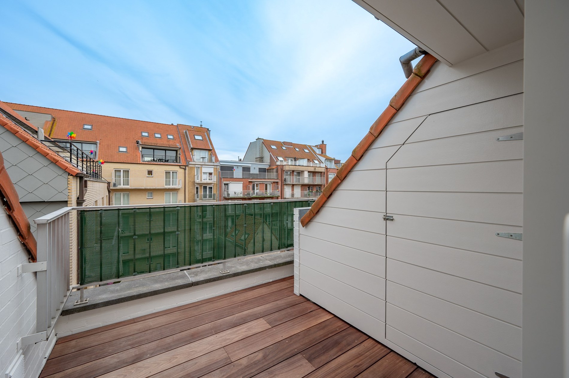 et strand.Magnifique appartement en duplex magnifiquement rénové avec vue latérale sur la mer, 2 chambres à coucher complètes, 2 grandes terrasses et un niveau de finition exceptionnel, situé à quelqu 