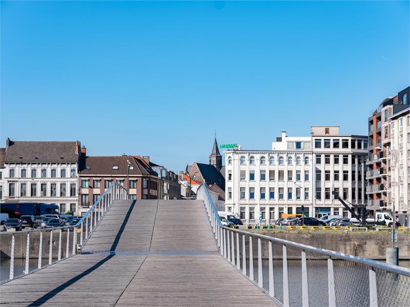 Woonschip met 5 slaapkamers en vaste ligplaats 