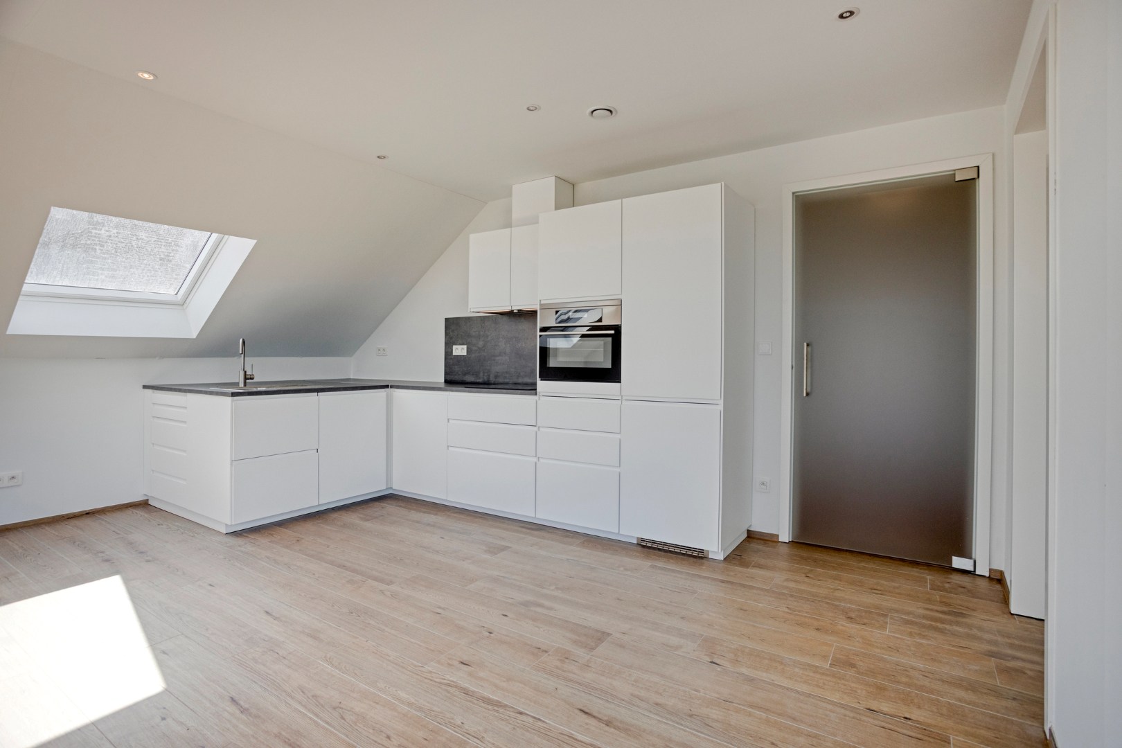 Gerenoveerd ruim en lichtrijk appartement met 2 slaapkamers - EPC  72Kwh/m² 