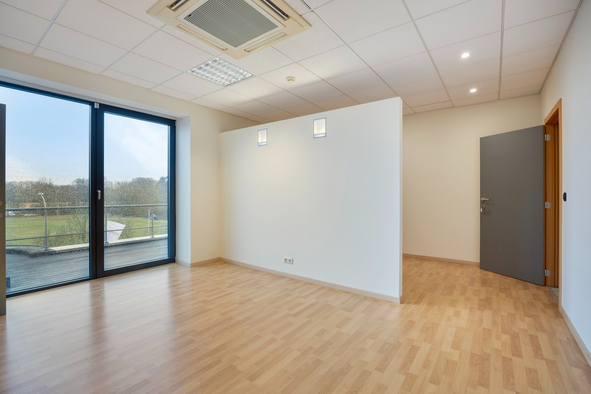 Kantoor te koop in het industriepark te Haasrode/Heverlee met 14 parkings - opp. 626 m² - verkoop van aandelen 