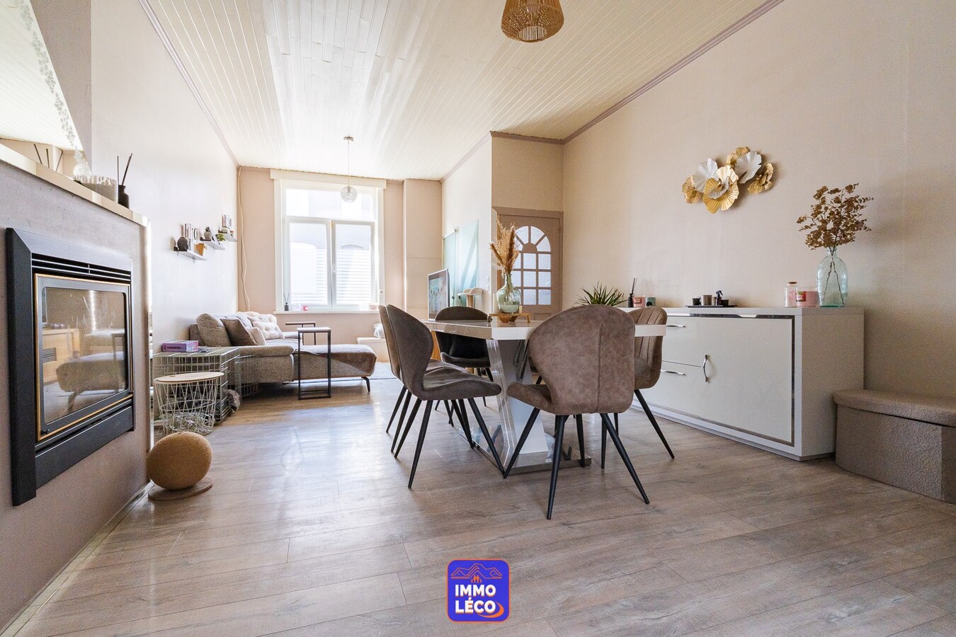 Maison offrant de beaux volumes avec jardin et terrasse couverte. 