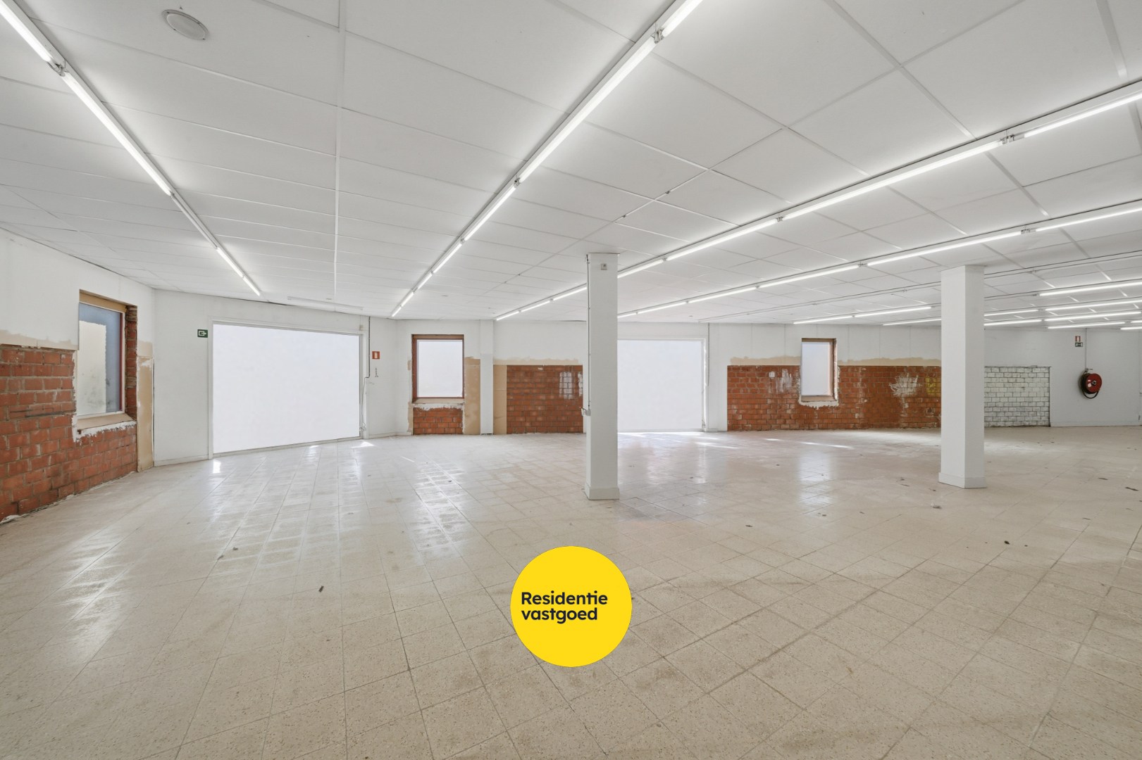 Te huur: Ruim handelspand met uitstekende visibiliteit in het centrum van Torhout 