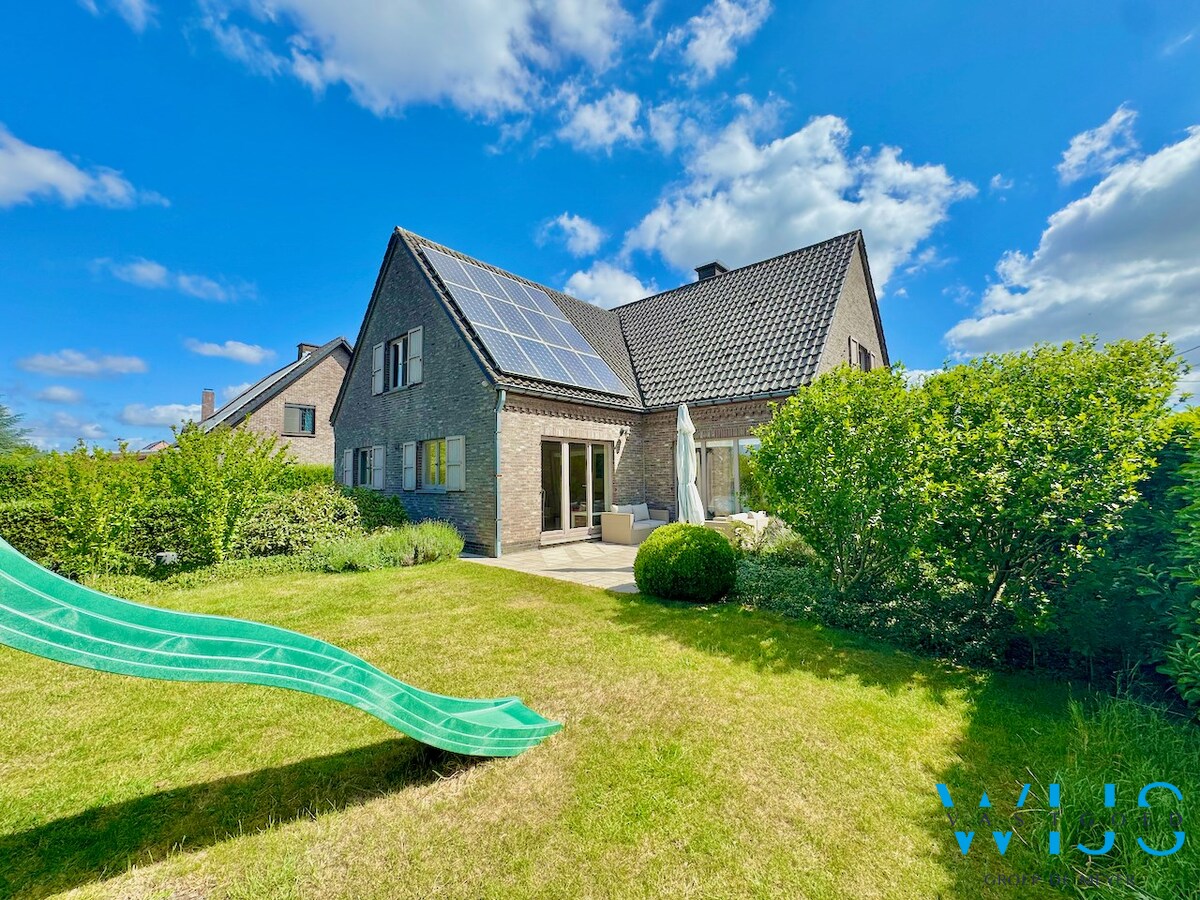 Verrassend ruim woonhuis in het landelijke Sleidinge ! 