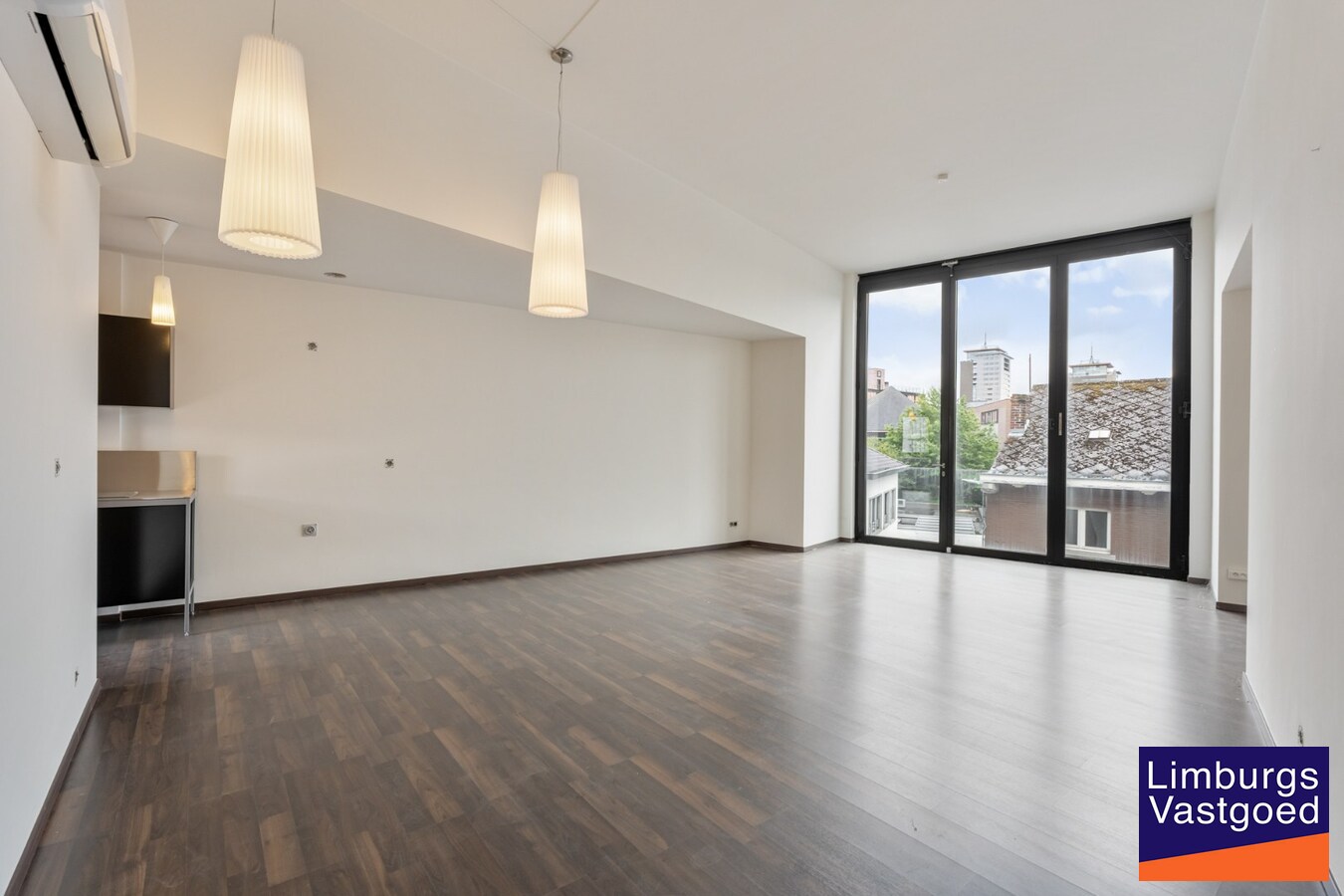 Handelspand, 150m², met 1-slaapkamerappartement op topligging in het centrum 