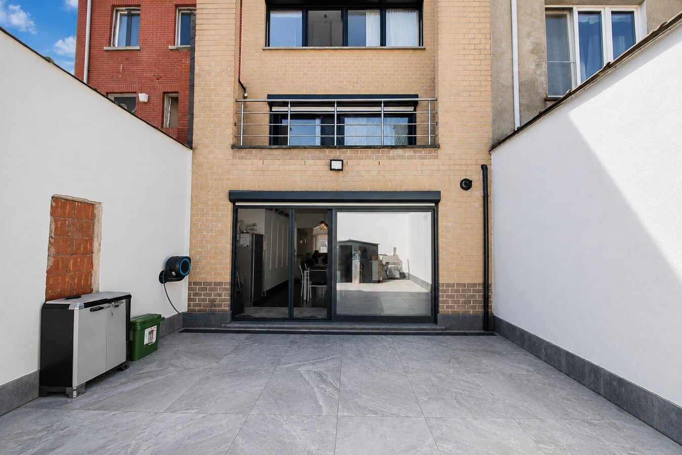 Uitzonderlijk ruime en centraal gelegen stadswoning met EPC-label B, 6 slaapkamers, tuin en terras in Sint-Niklaas! 