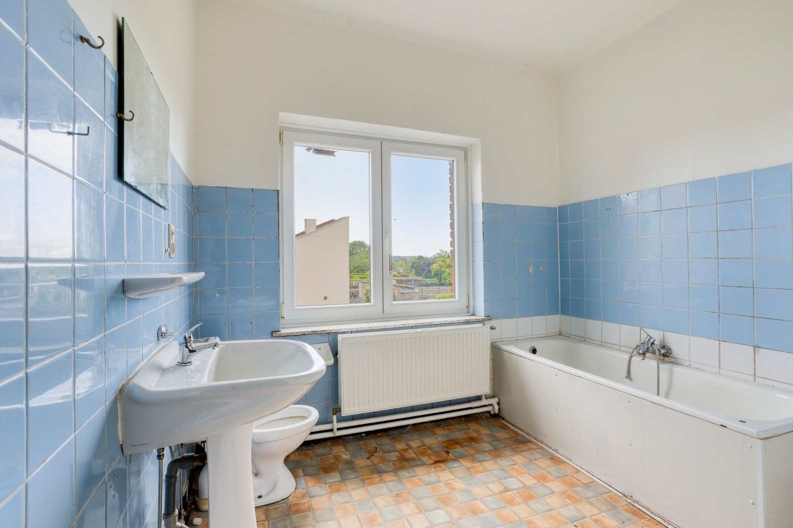 TE RENOVEREN WONING met 2 woonéénheden en tuin – 1640 SINT-GENESIUS-RODE 