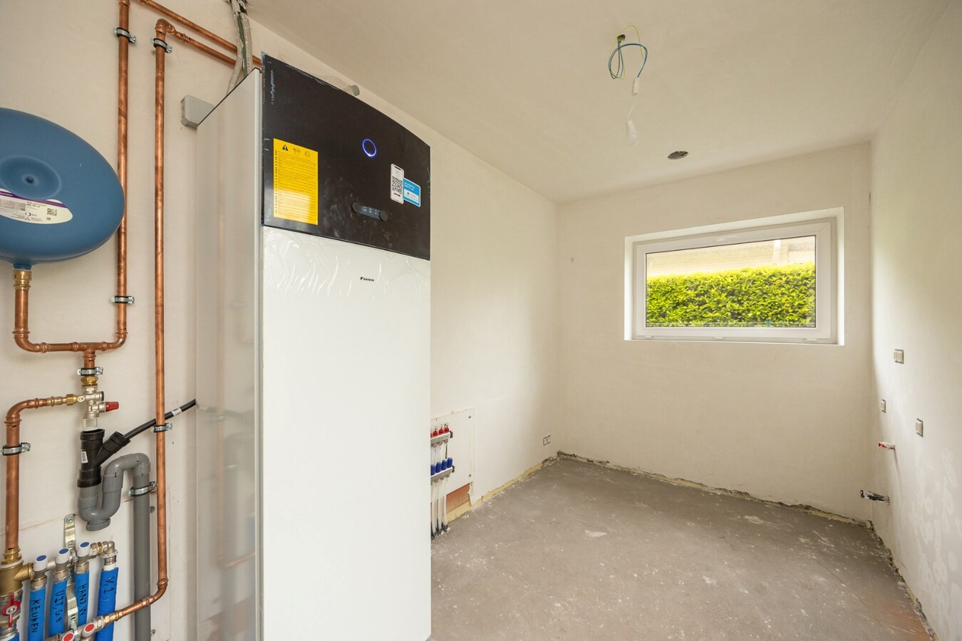 Vernieuwbouwwoning met ruim nieuwbouwmagazijn van 155 m² 