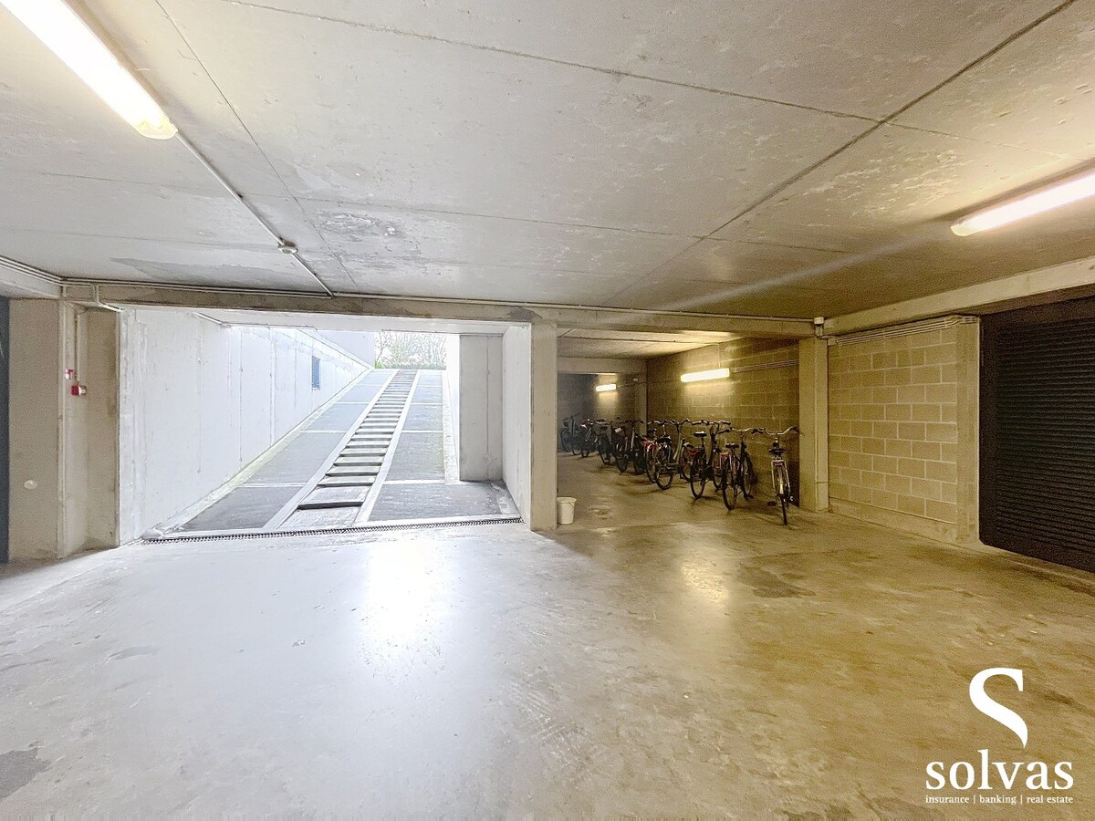 Commercieel kantoor op toplocatie in Aalter met 5 bureau ruimtes 