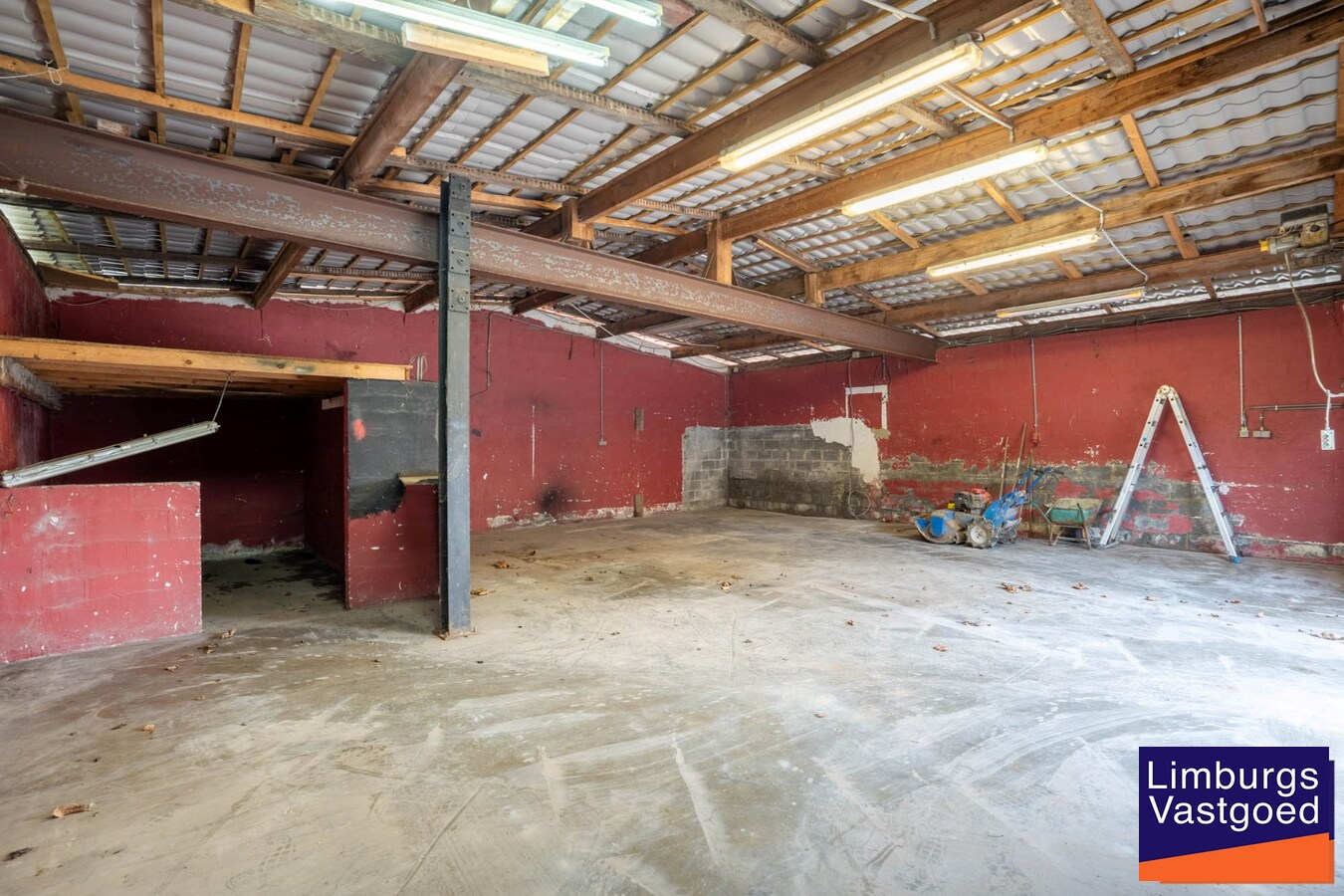 Instapklare woning met ruime loods/werkplaats, 11a 77ca 