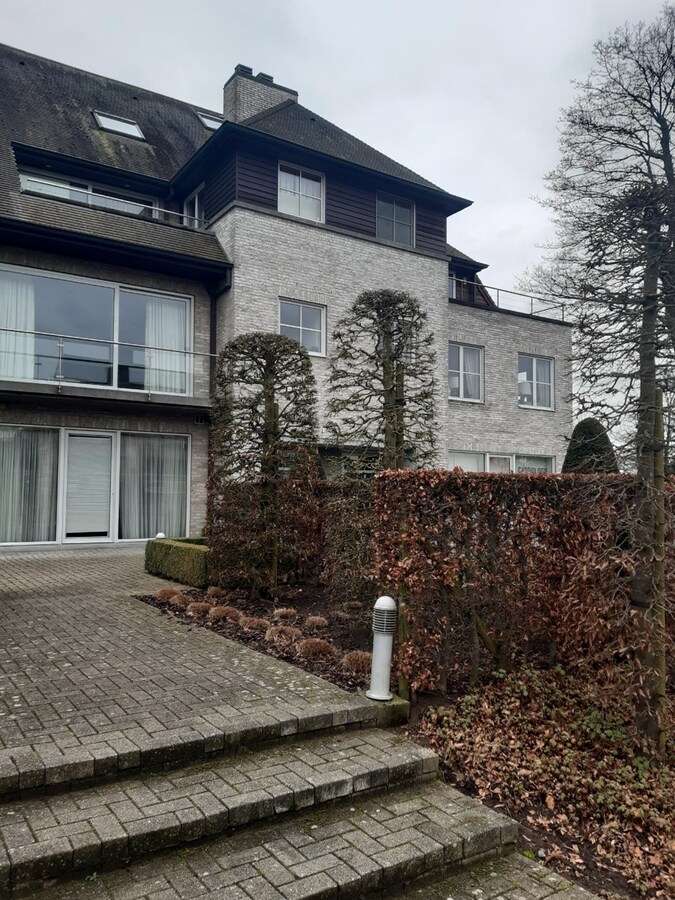 Ruim appartement met 2 terrassen naast Carrefour. 