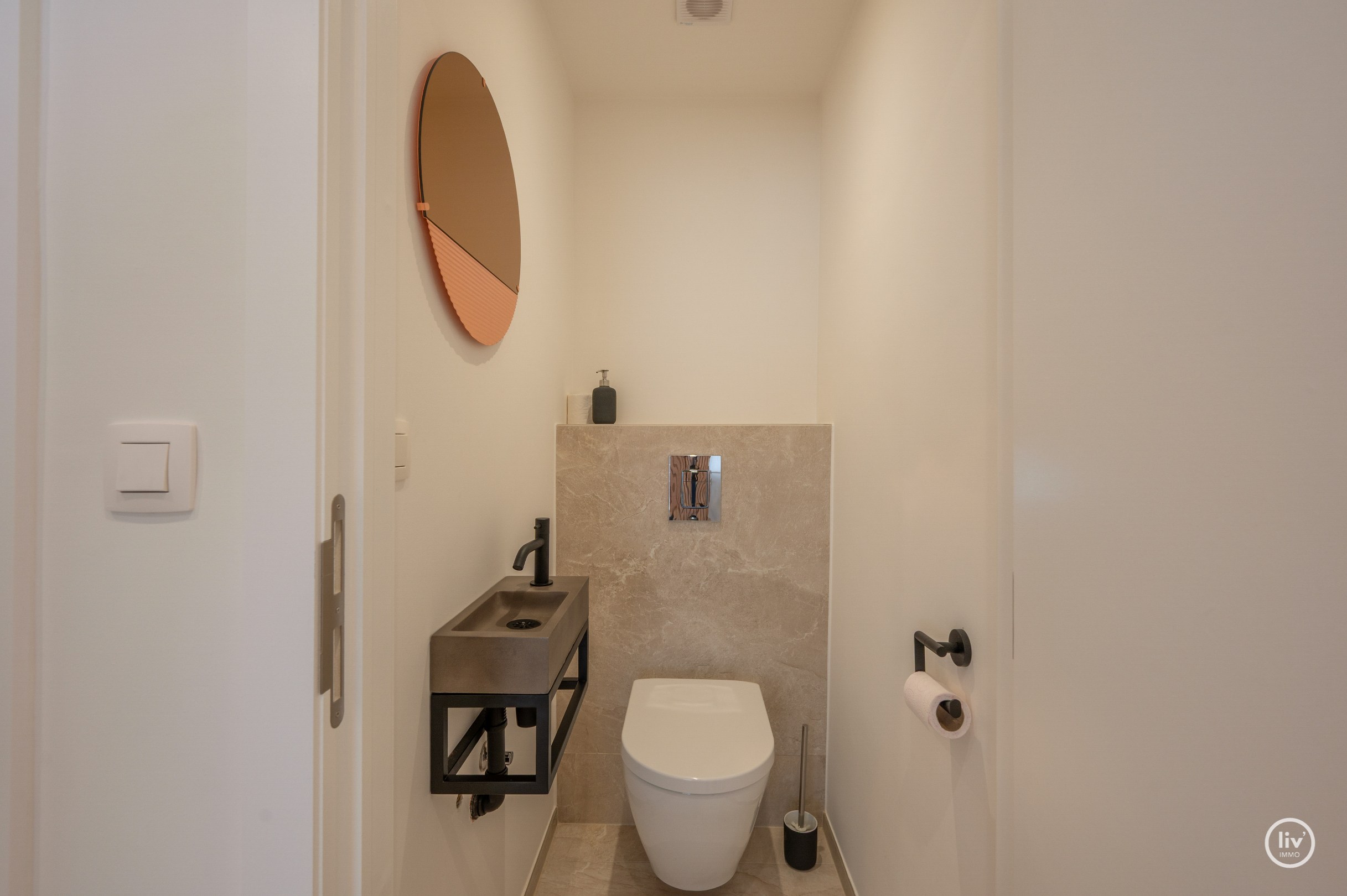 Zuidgericht hoekappartement met open zichten, gelegen in een charmante villaresidentie op wandelafstand van de Zeedijk van Duinbergen. 