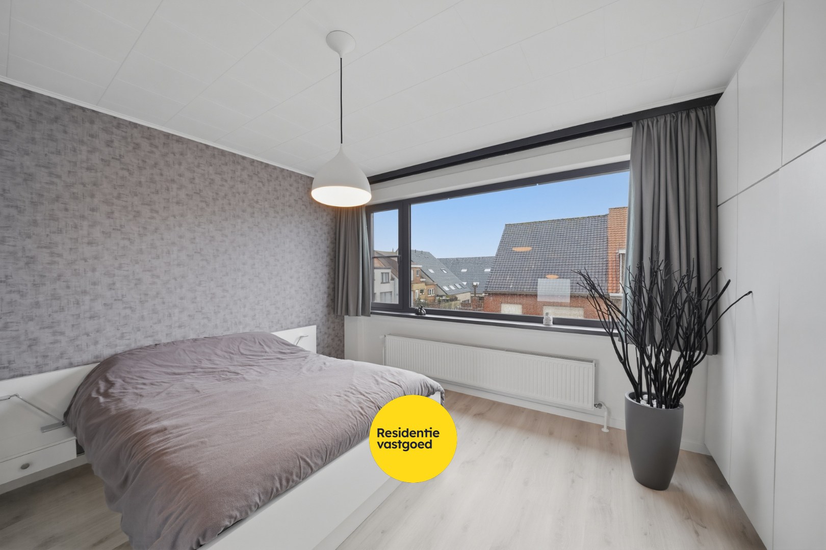 Ruime bel-étage woning met tuin en garage op rustige ligging te Bredene 