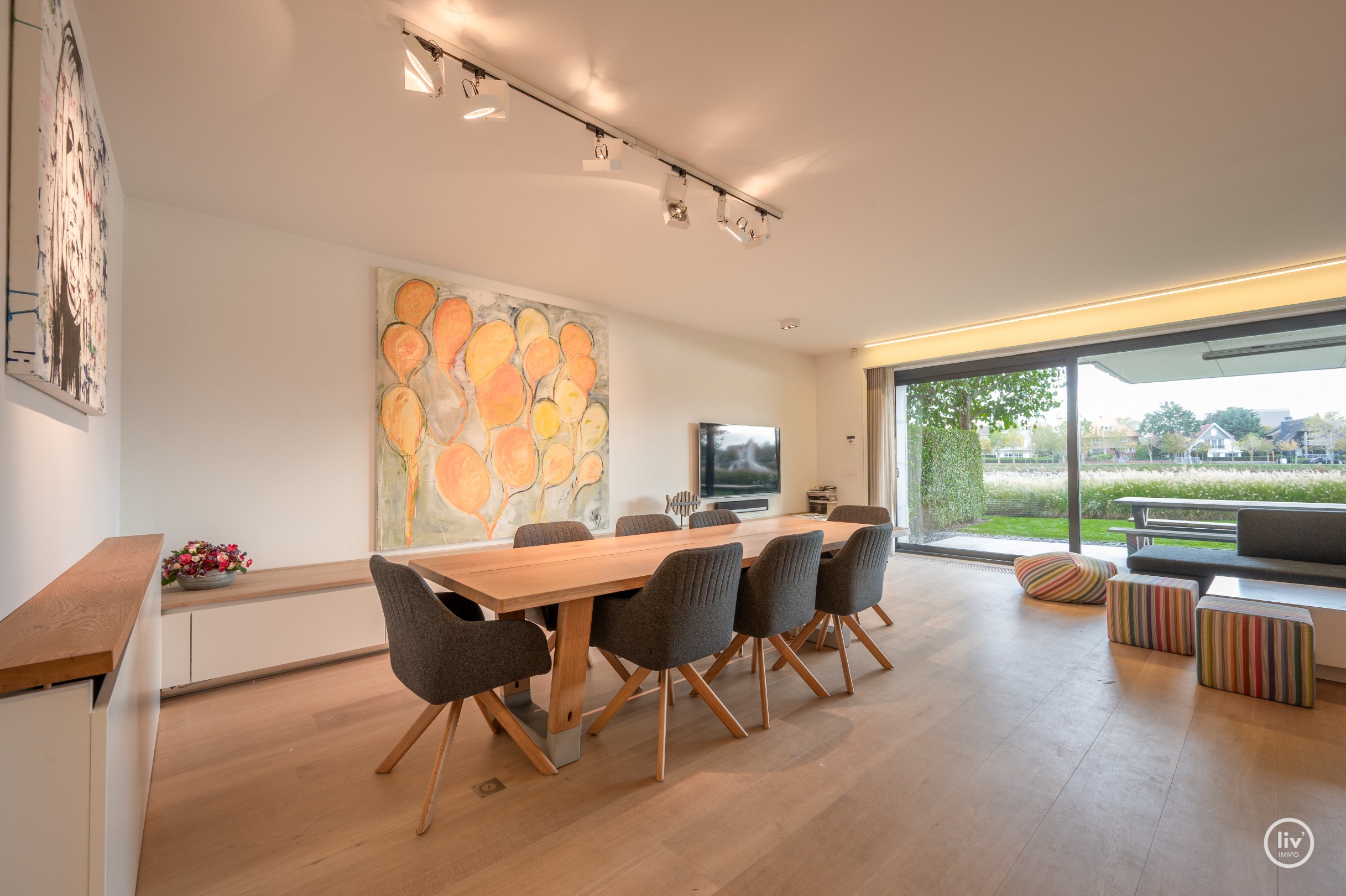 Breed en luxueus afgewerkt tuinappartement met wijde zichten op het meer. 