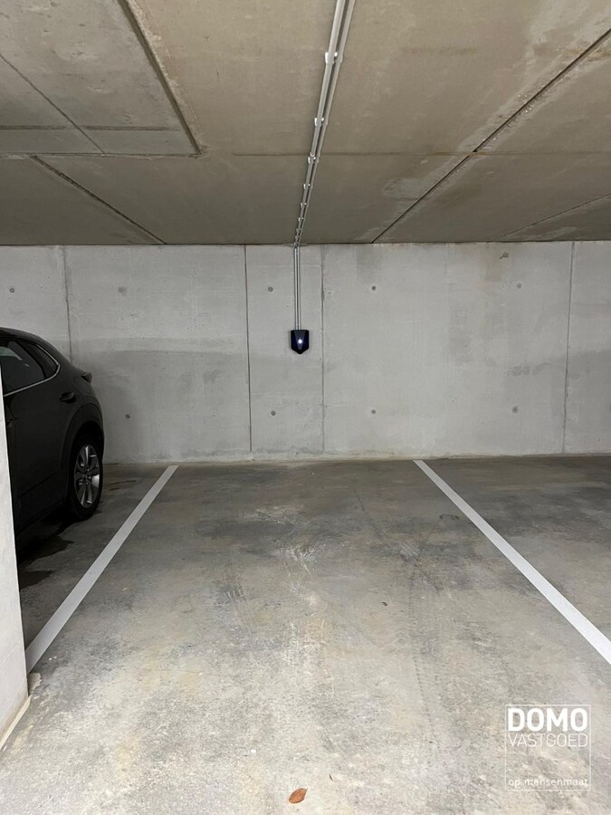 Penthouse met twee slaapkamers, ruim terras en autostandplaats te Kermt 