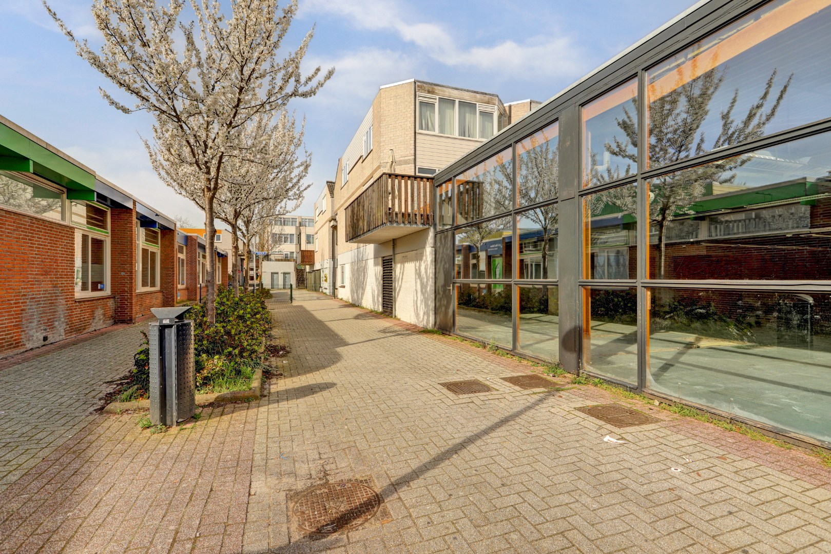 Ruime 4- (voorheen 5) kamer woning op 1e etage met riant terras van 45 m² en een berging en overdekte parkeerplaats op begane grond. 