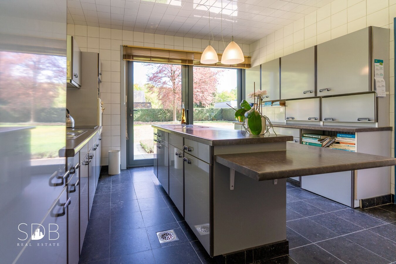 Vrijstaande gezinswoning in bungalowstijl met grasland op circa 1ha. 