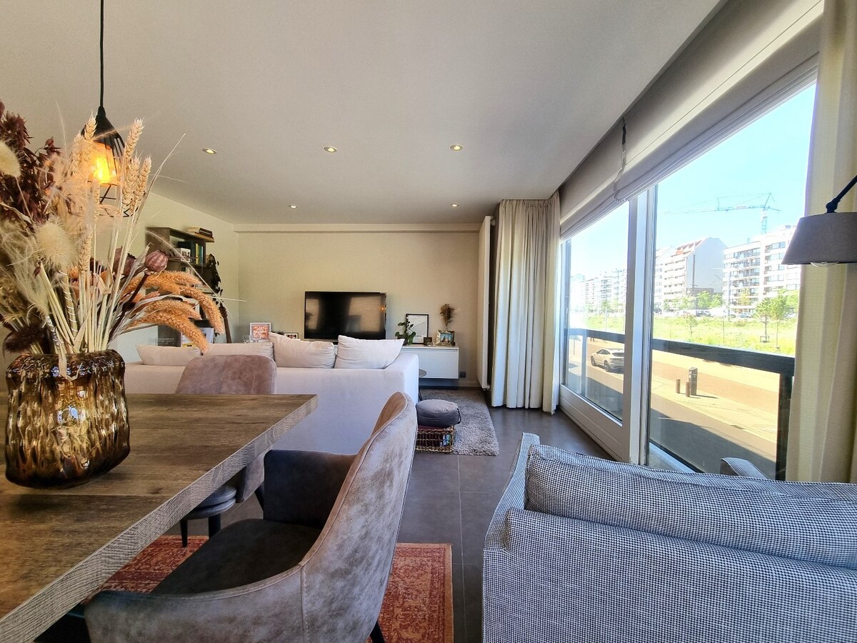 Aangenaam, zeer lichtrijk hoekappartement met open zichten - Heist 