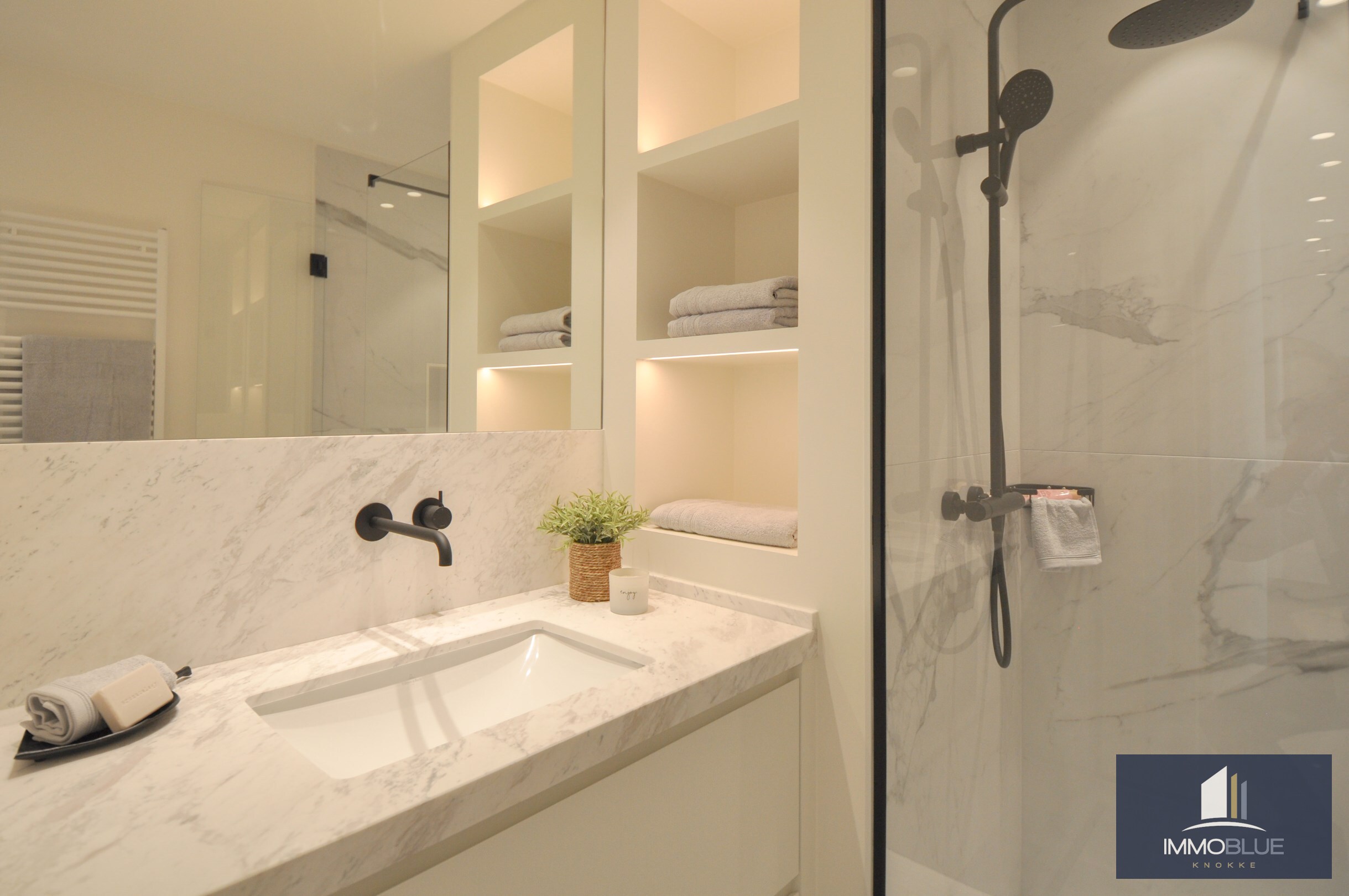 Volledig gerenoveerd hoek-appartement met een ruim zuid gericht terras gelegen aan de Zeedijk in het Zoute. 