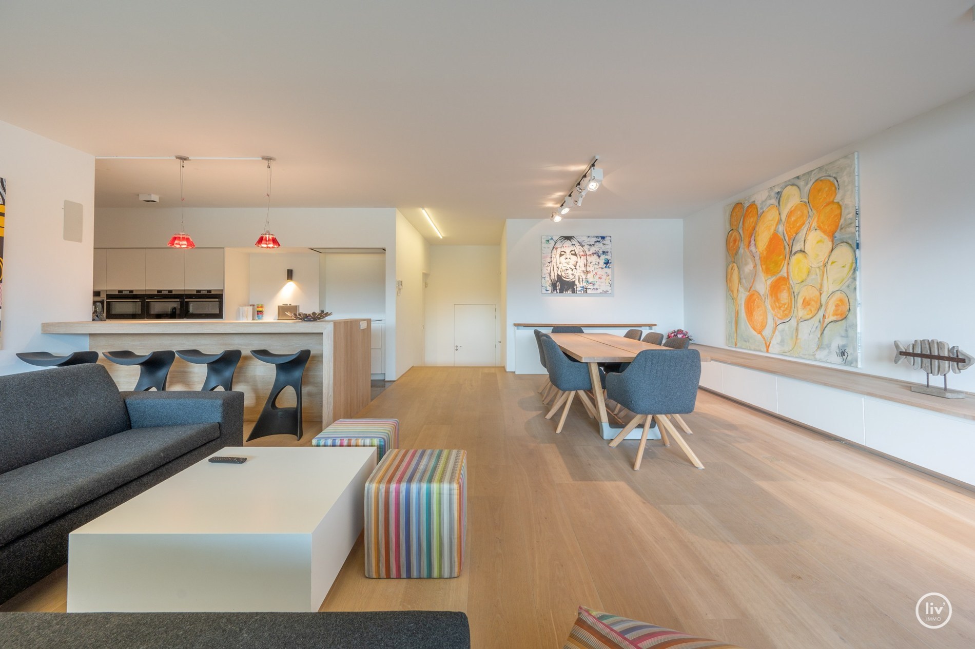 Breed en luxueus afgewerkt tuinappartement met wijde zichten op het meer. 