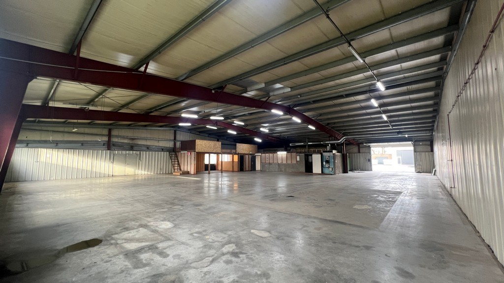 Bedrijfspand te huur in bedrijvenzone vlakbij E17 in Eke