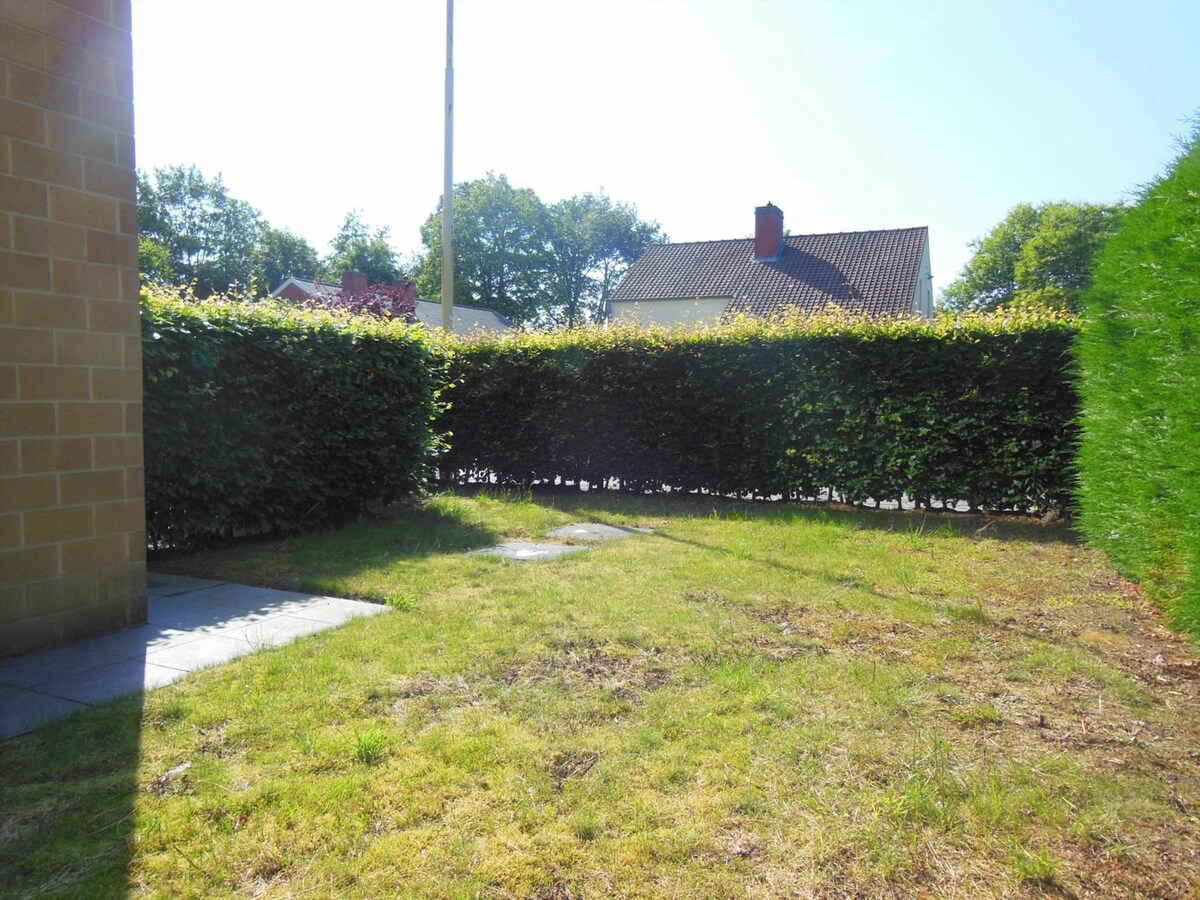 Gezellig gelijkvloersappartement met zonnige tuin en garage 